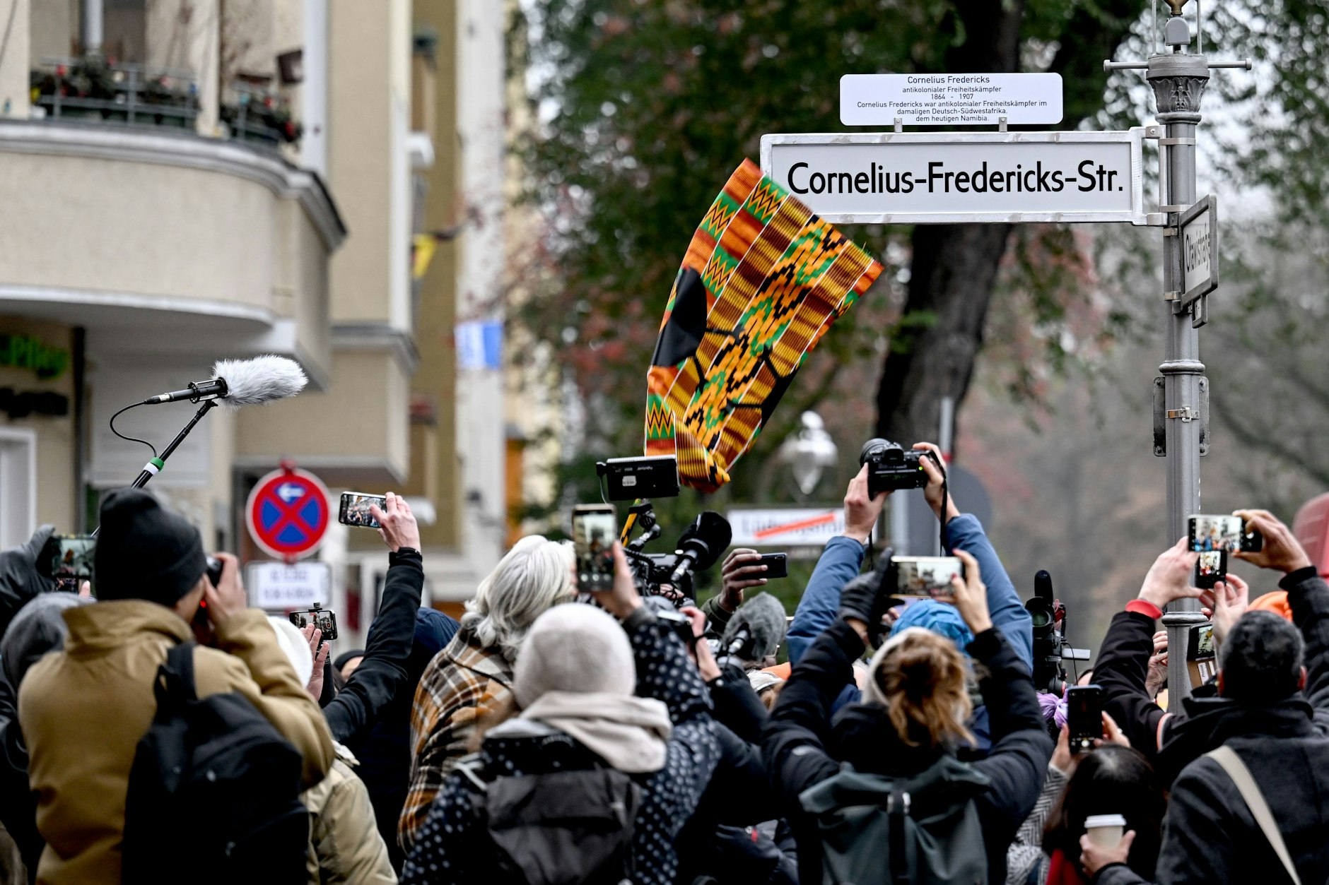 Menschenandrang bei der Straßenumbenennung am Freitag im Afrikanischen Viertel: Die Lüderitzstraße wurde in Cornelius-Fredericks-Straße umbenannt.&nbsp;