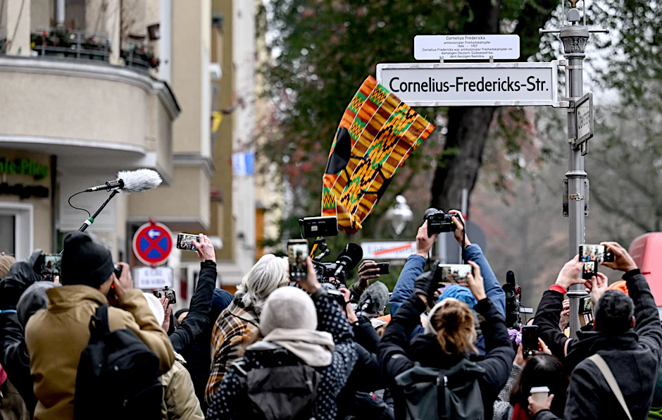 Menschenandrang bei der Straßenumbenennung am Freitag im Afrikanischen Viertel: Die Lüderitzstraße wurde in Cornelius-Fredericks-Straße umbenannt.&nbsp;