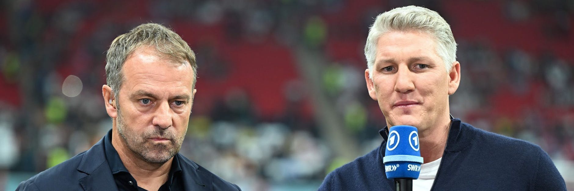 Ex-Weltmeister Bastian Schweinsteiger ging nach dem WM-Aus noch gemäßigt mit Bundestrainer Hansi Flick (l.) ins Gericht.