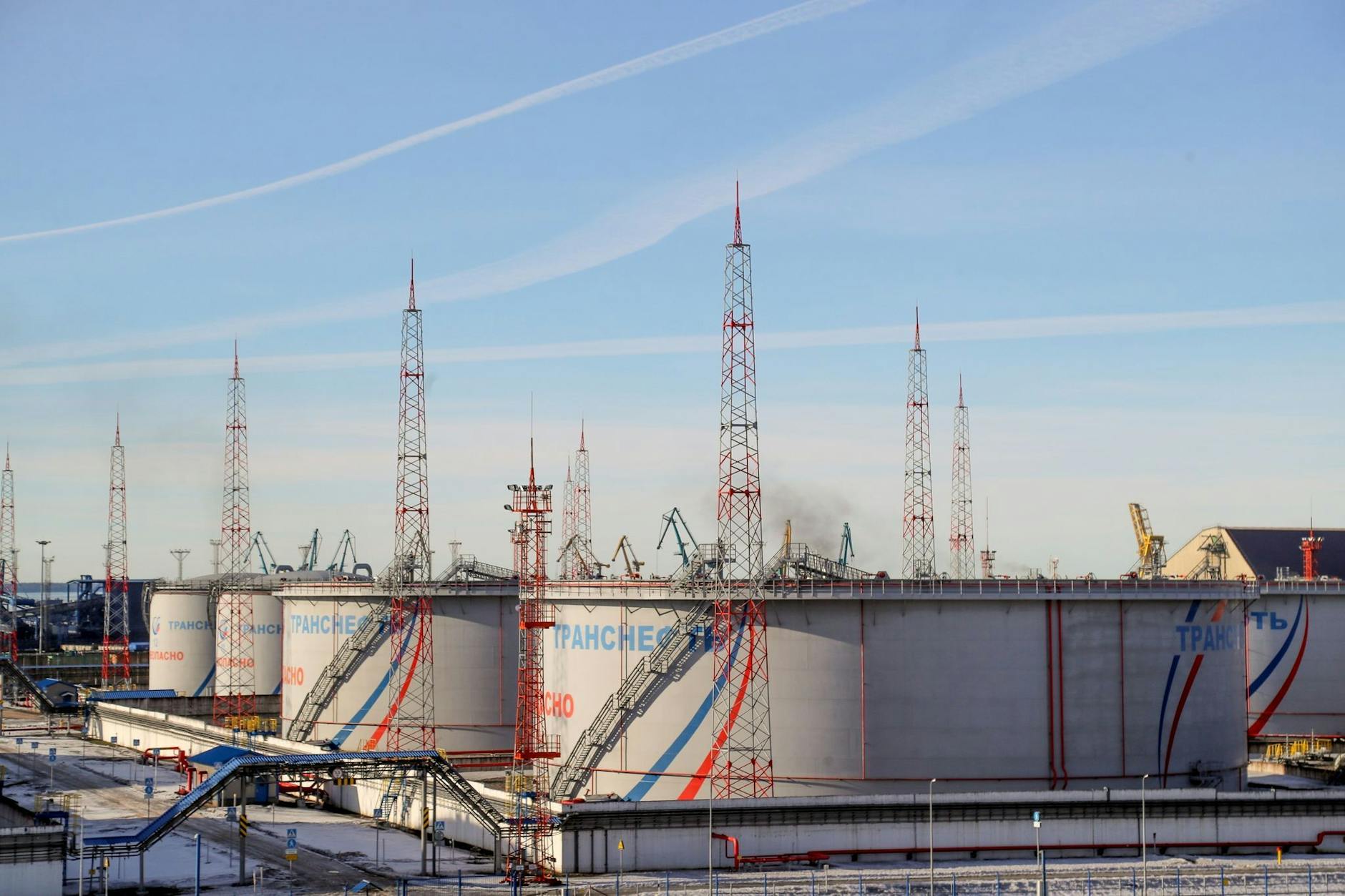 ARCHIV - Tanks des russischen Staatsunternehmens Transneft
im Ölterminal von Ust-Luga. Die EU-Staaten haben sich auf die Höhe eines Preisdeckels für russisches Öl geeinigt.