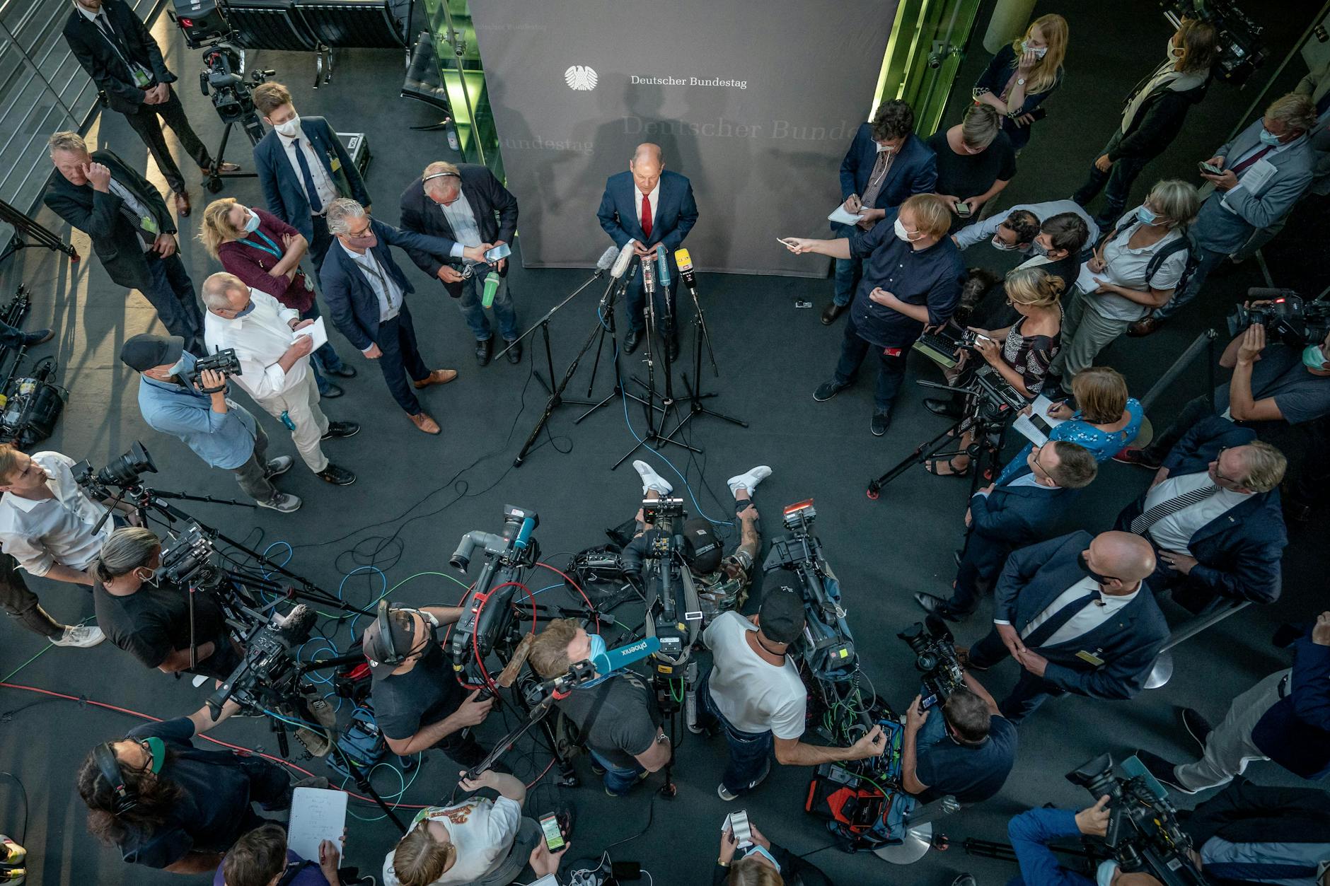 Olaf Scholz (SPD), damaliger Bundesfinanzminister, spricht zu Reportern nach einer Sitzung des Bundestags-Finanzausschusses zum Wirecard-Skandal, 2020.