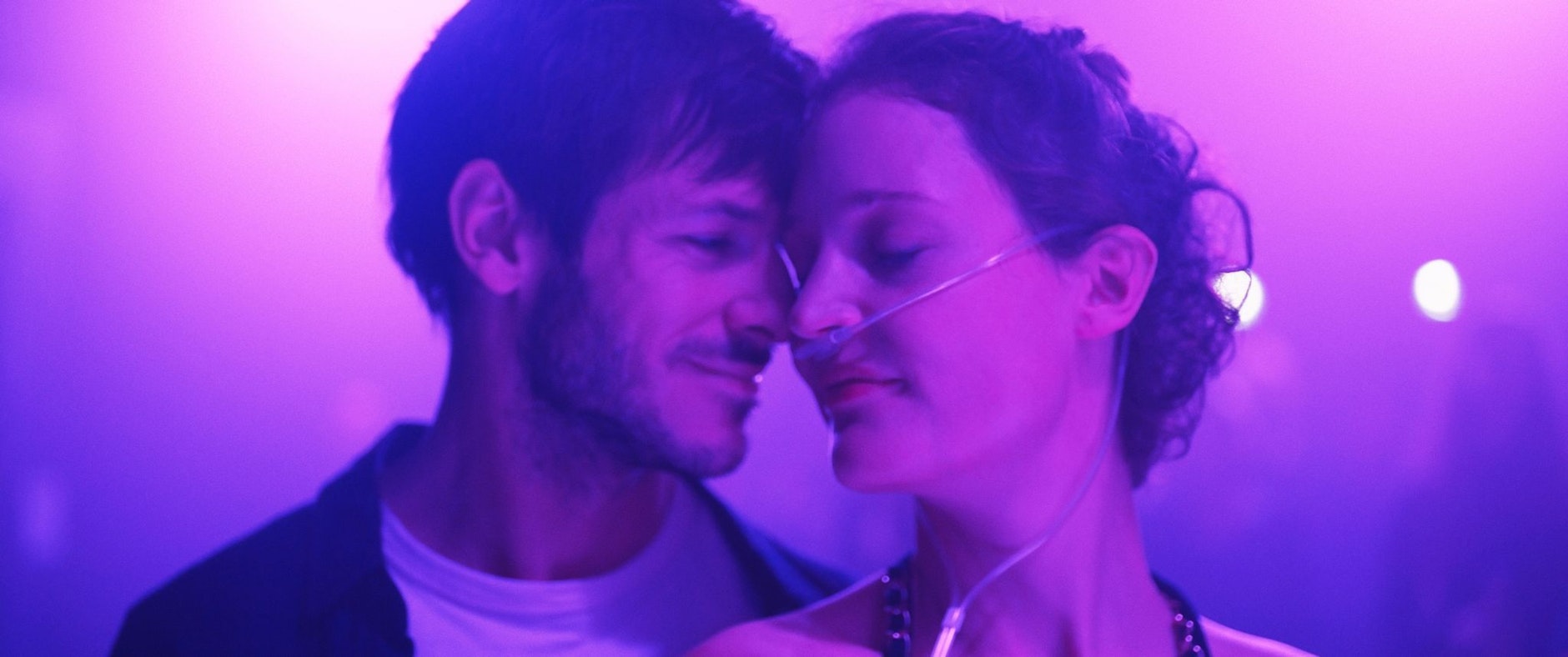 HANDOUT - Vicky Krieps als Helene und Gaspard Ulliel als Mathieu in einer Szene des Films «Mehr denn je».  