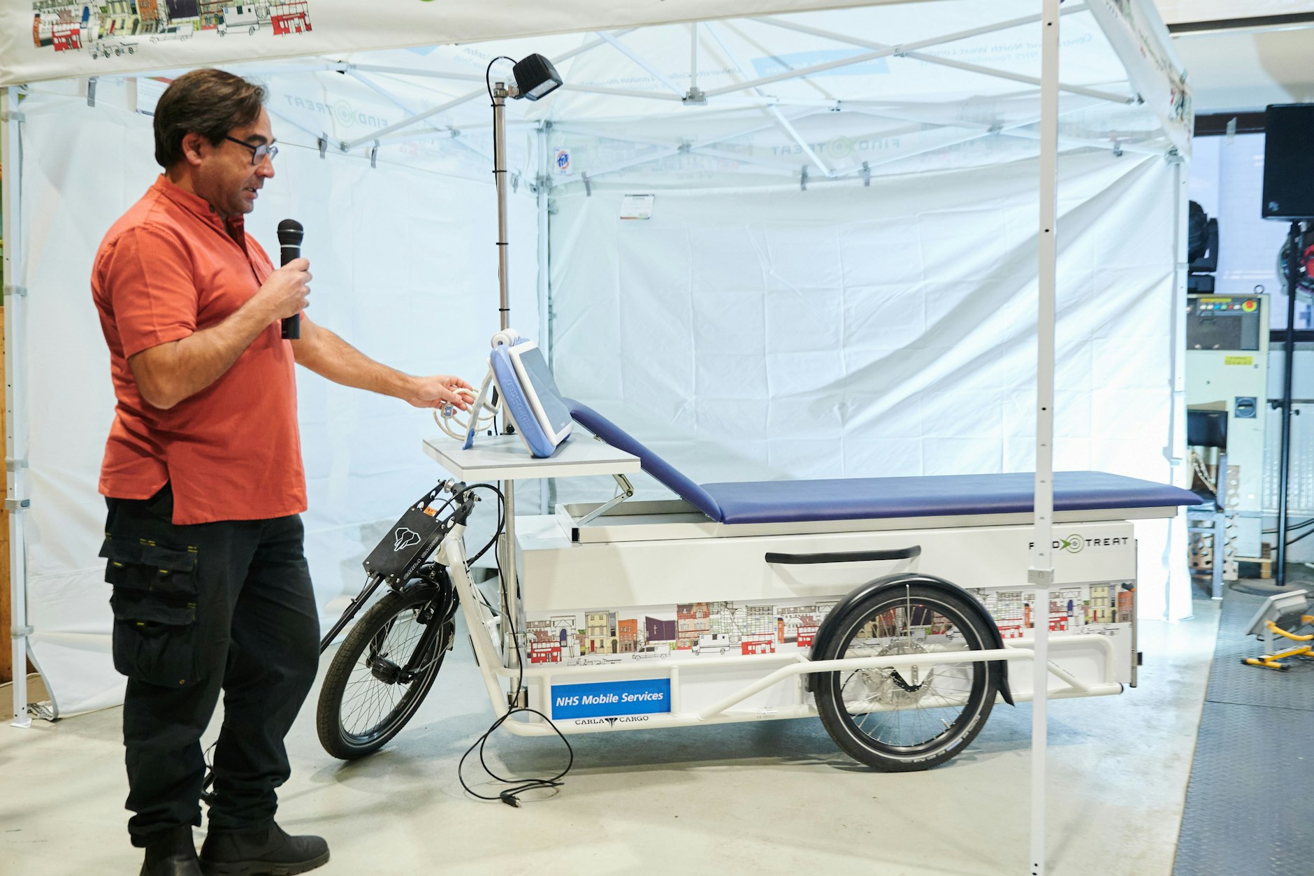 Der Londoner Arzt Indrajit Ghosh präsentiert das "Erste Krankenhaus auf einem Lastenfahrrad", das von einer Berliner Firma entwickelt wurde. 