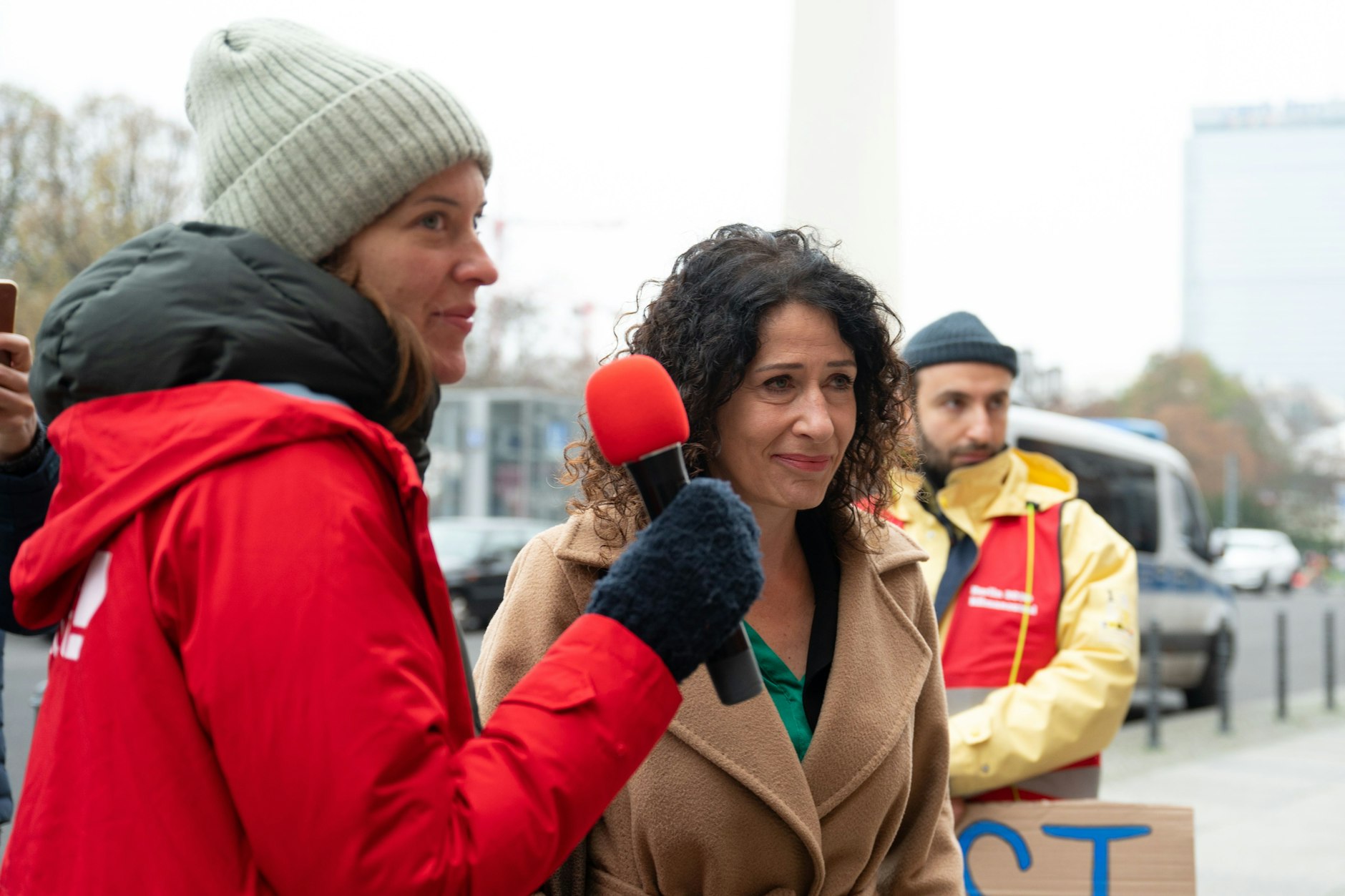 Protestaktion von Campact vor dem Roten Rathaus. Antonia Becher (l), Campact-Campaignerin, spricht mit Bettina Jarasch 