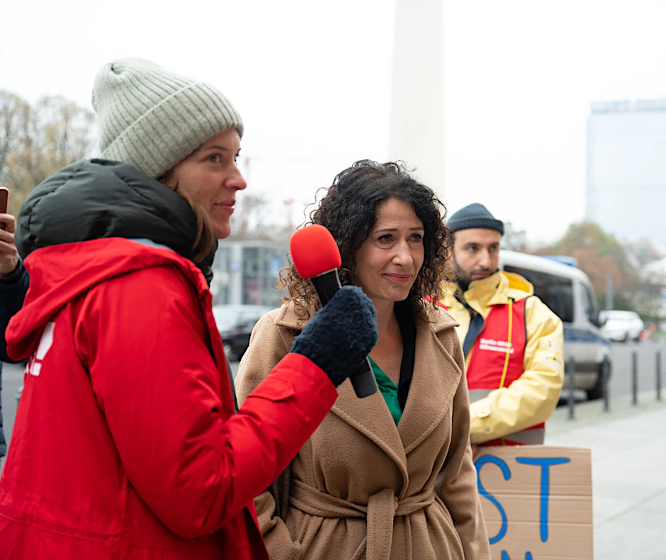 Protestaktion von Campact vor dem Roten Rathaus. Antonia Becher (l), Campact-Campaignerin, spricht mit Bettina Jarasch 