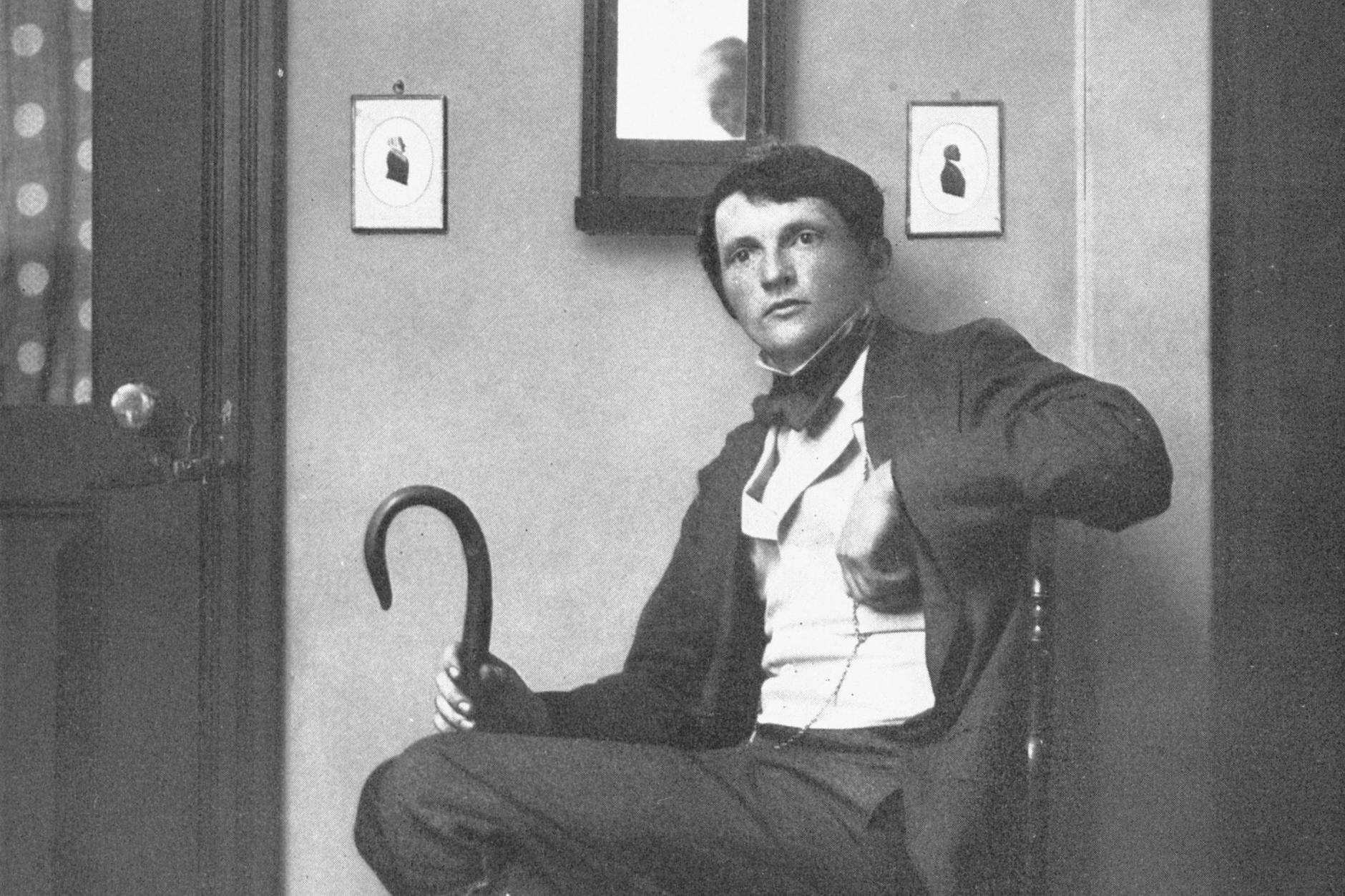 Der Maler, Grafiker und Innenarchitekt Heinrich Vogeler (1872–1942) in seinem Haus „Barkenhoff“ in Worpswede (Foto um 1900)