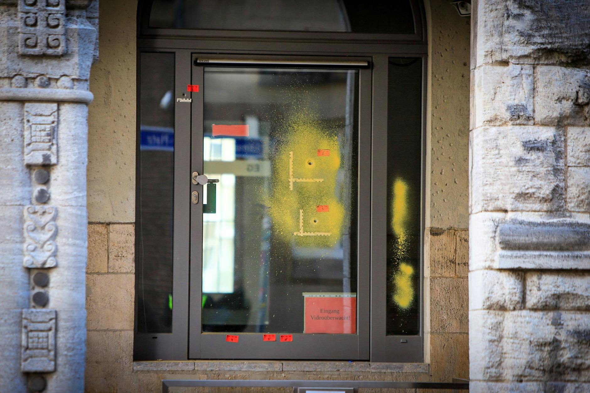 ARCHIV - Einschusslöcher auf einer verglasten Tür am Rabbinerhaus in Essen.