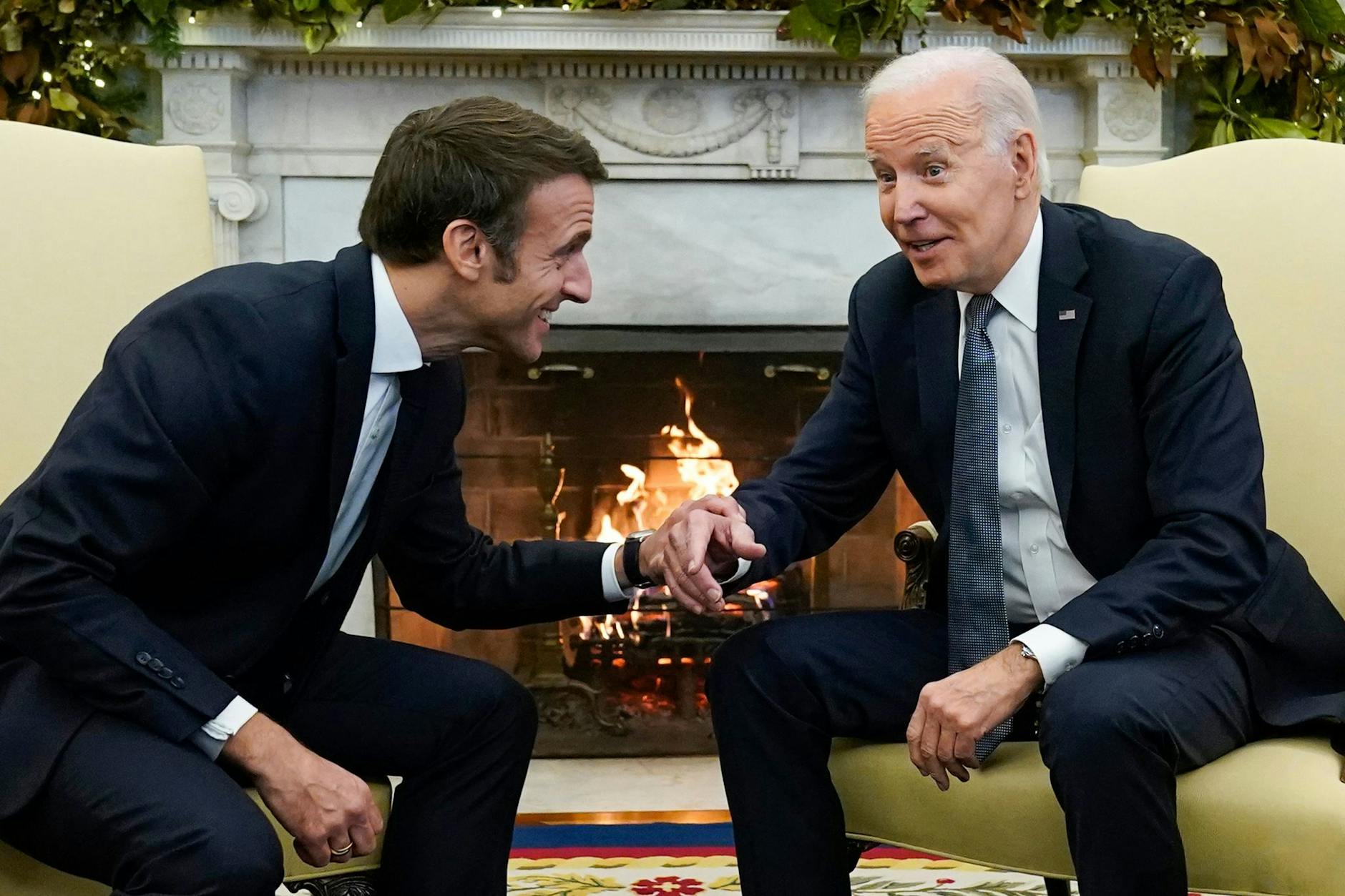 Der französische Präsident Emmanuel Macron (l) ist auf Staatsbesuch in Washington. Die Stimmung beim Treffen mit US-Präsident Joe Biden (r) im Oval Office scheint gut zu sein.