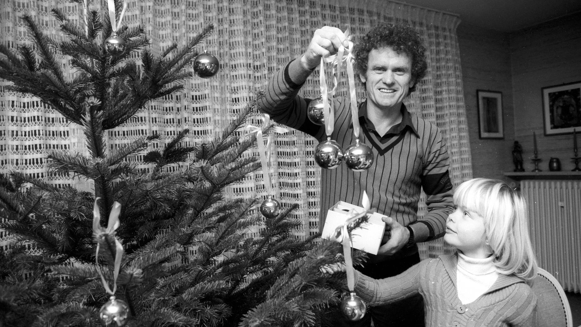 Sepp Maier (FC Bayern München) mit Tochter Alexandra beim Schmücken des Weihnachtsbaums. So sah das 1977 aus. 