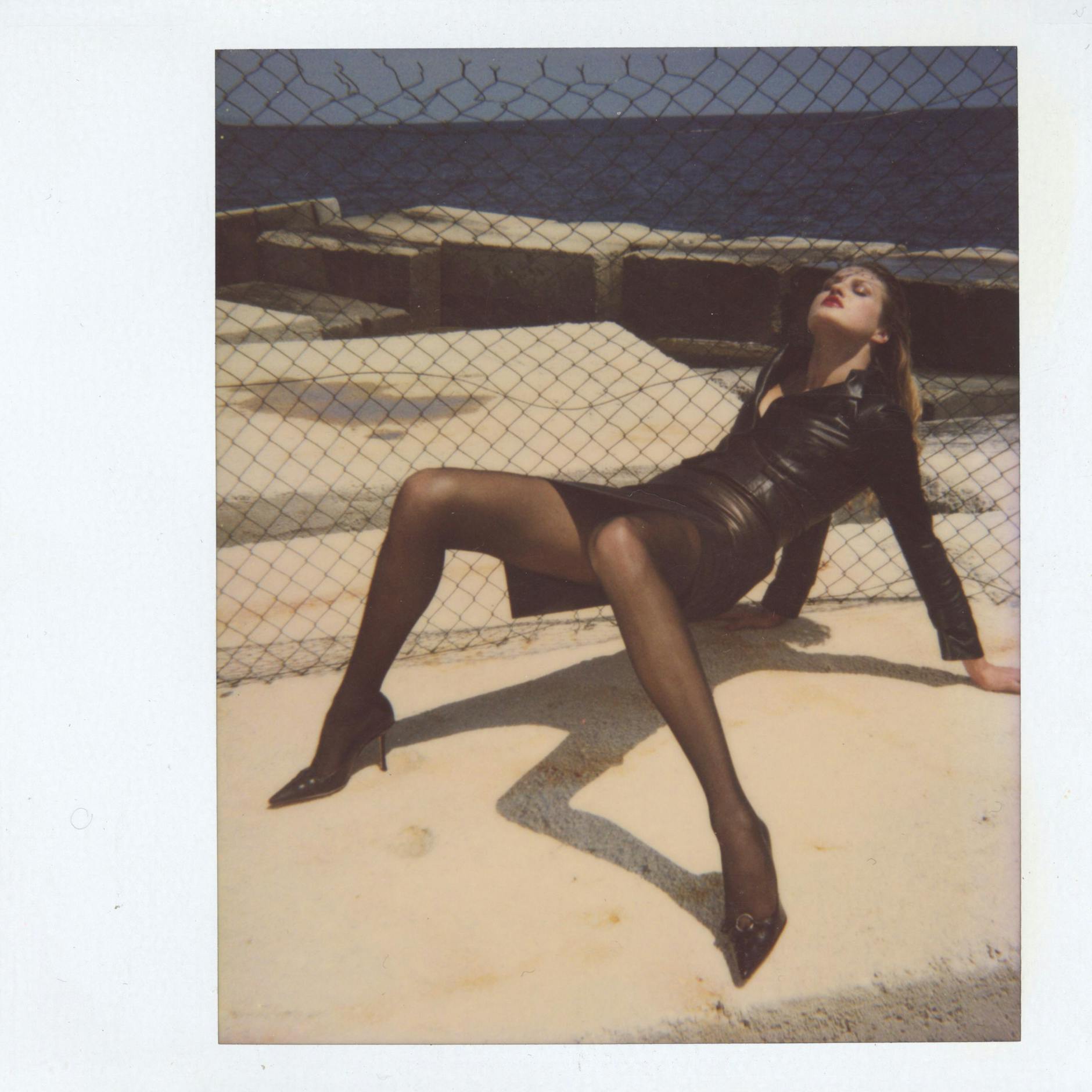 Helmut Newton für die Schuhmarke Jimmy Choo: Werbemotiv als Polaroid, 2002