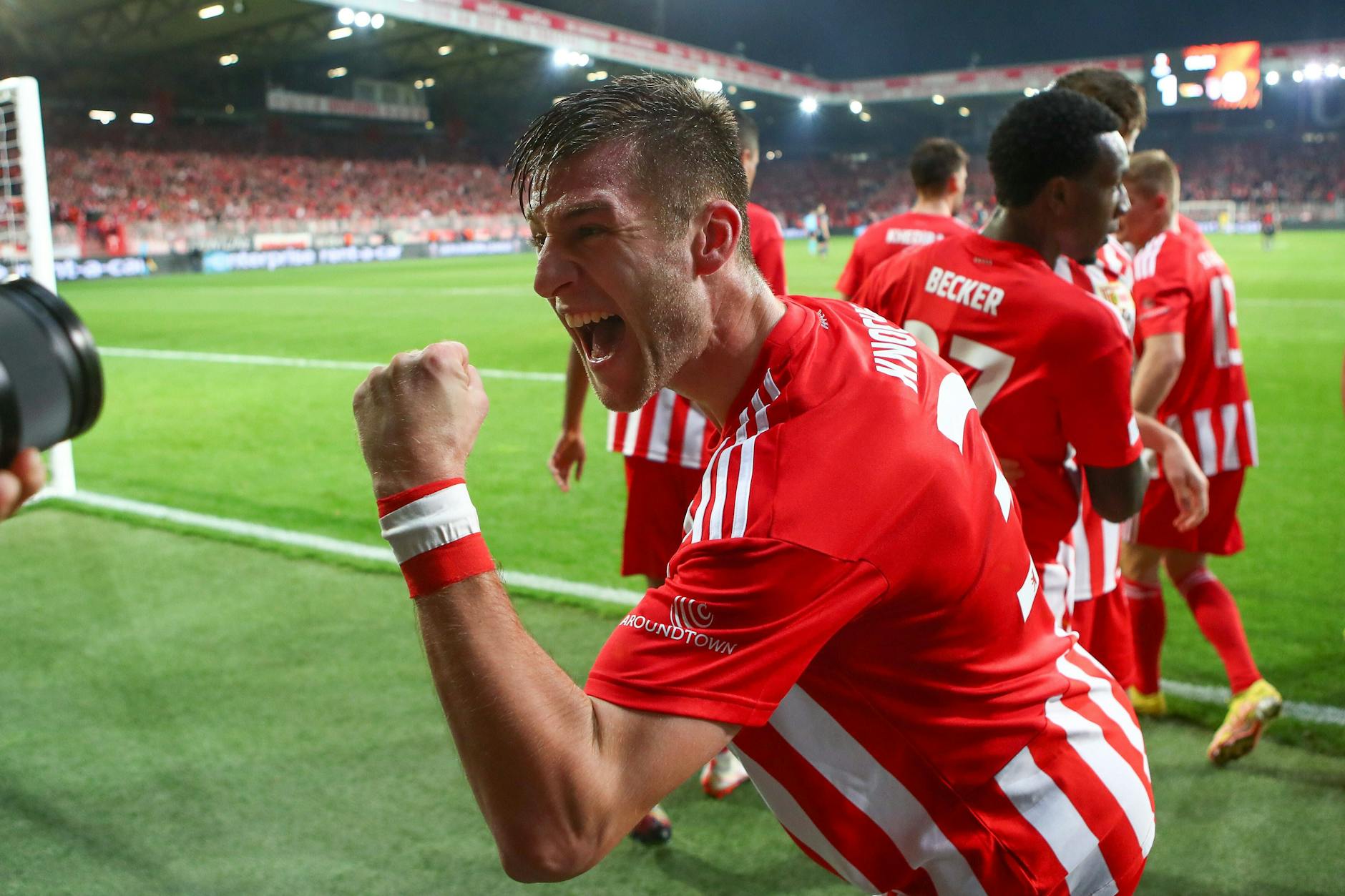 Robin Knoche bejubelt sein Elfmetertor beim 1:0 in der Europa League gegen Sporting Braga.