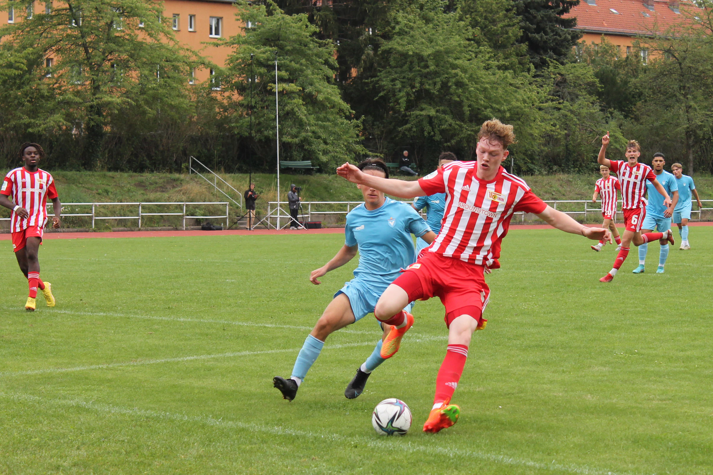 Mathis Bruns (v.-r.), hier im U19-Stadtderby beim FC Viktoria 1889 Berlin am Ball, ist der Chef der A-Jugend-Defensive.