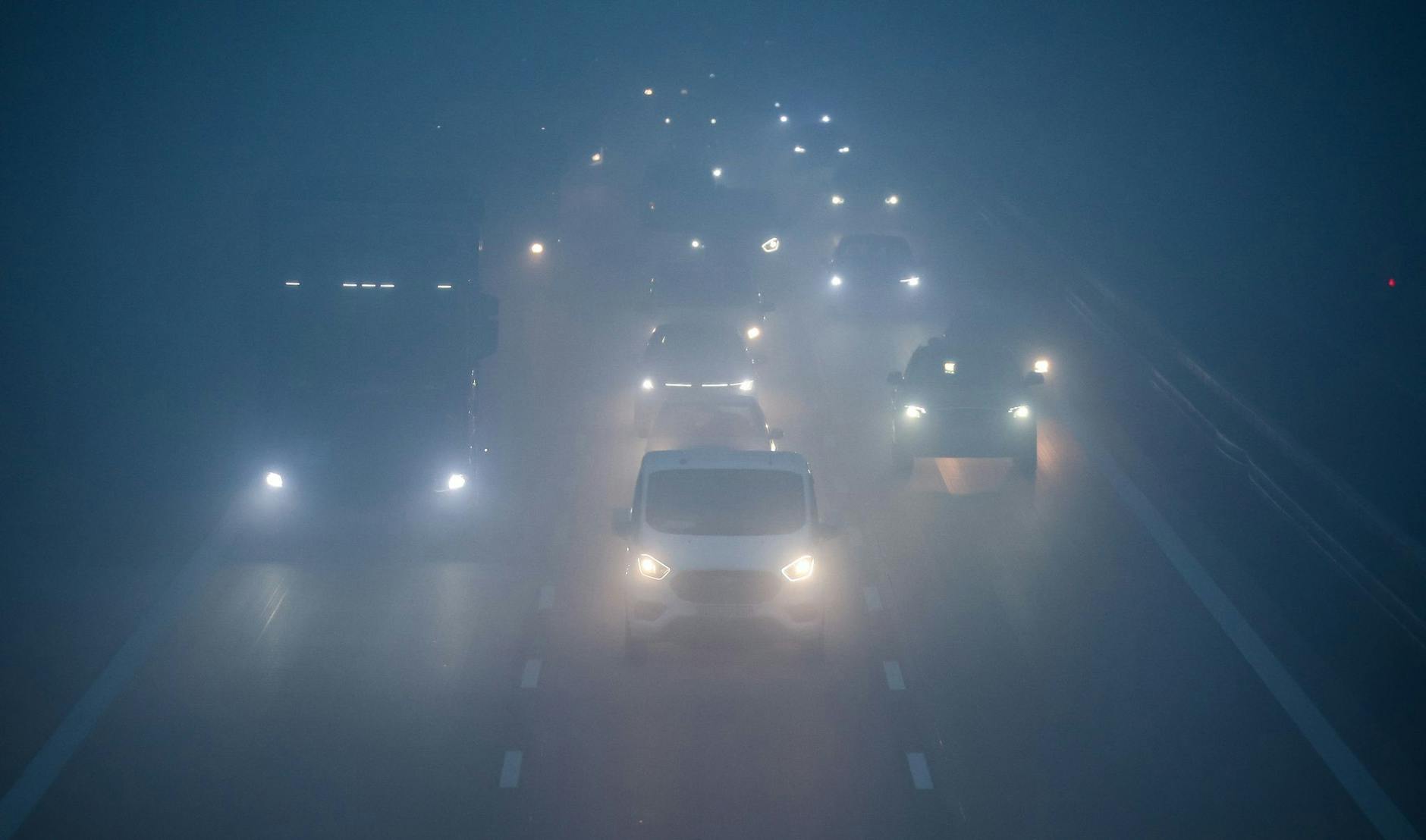 Bei Nebel und schlechter Sicht fahren am frühen Morgen Pkw und Lkw über die A14.