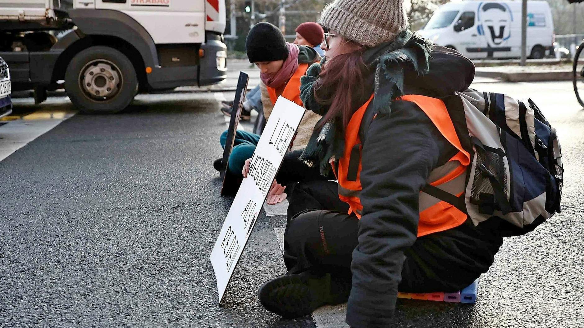 Aktivisten protestieren auf der Prenzlauer Allee in Berlin. 
