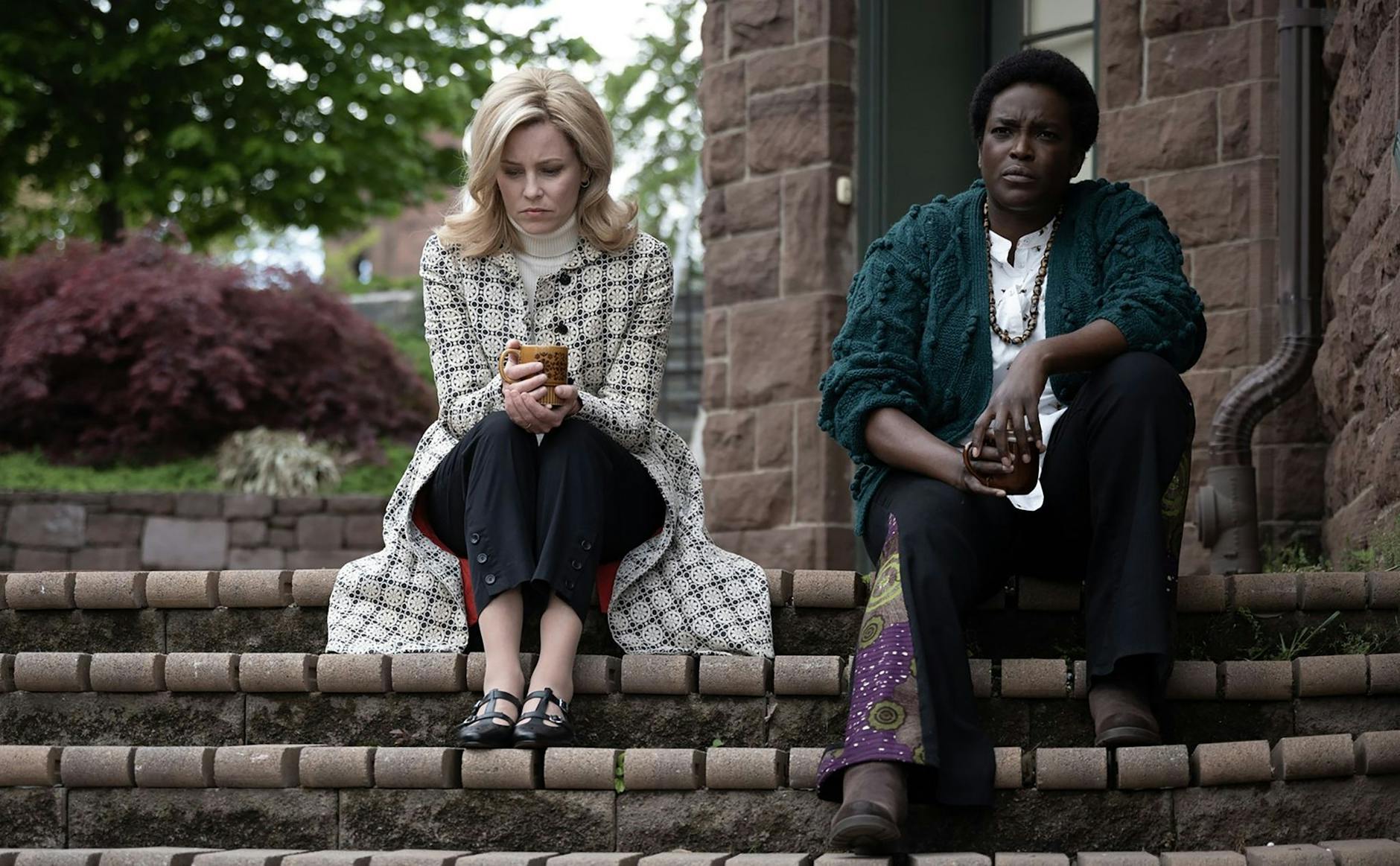 HANDOUT - Elizabeth Banks (l) als Joy und Wunmi Mosaku als Gwen in einer Szene des Films «Call Jane».