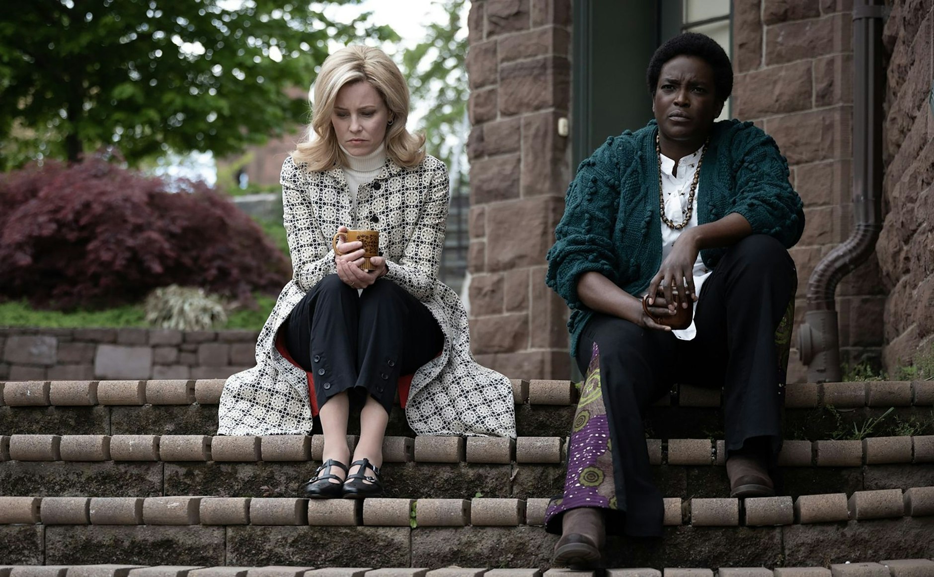 HANDOUT - Elizabeth Banks (l) als Joy und Wunmi Mosaku als Gwen in einer Szene des Films «Call Jane».  