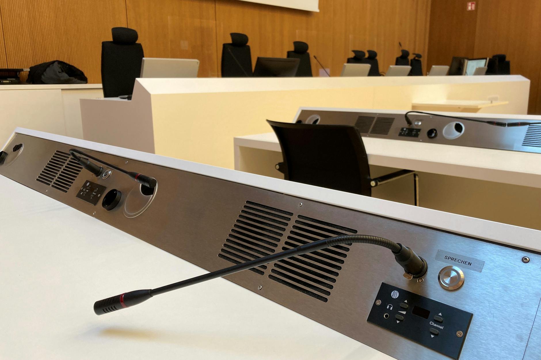 Die Anklagebank im Sitzungssaal des Landgerichts München, wo sich der angeklagte Wirecard-Vorstandschef Markus Braun wegen Millionenbetrugs verteidigen muss.