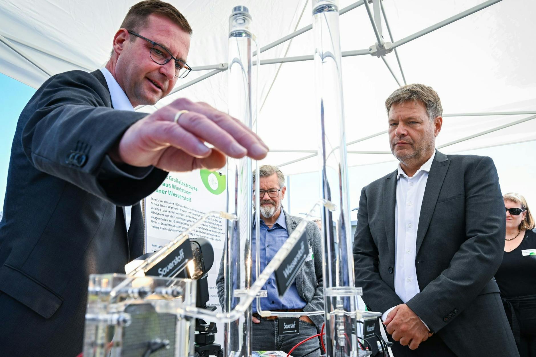 Bundeswirtschaftsminister Robert Habeck (Grüne) besichtigt eine Modellanlage, in der mittels Großelektrolyse aus Windstrom grüner Wasserstoff erzeugt wird. 