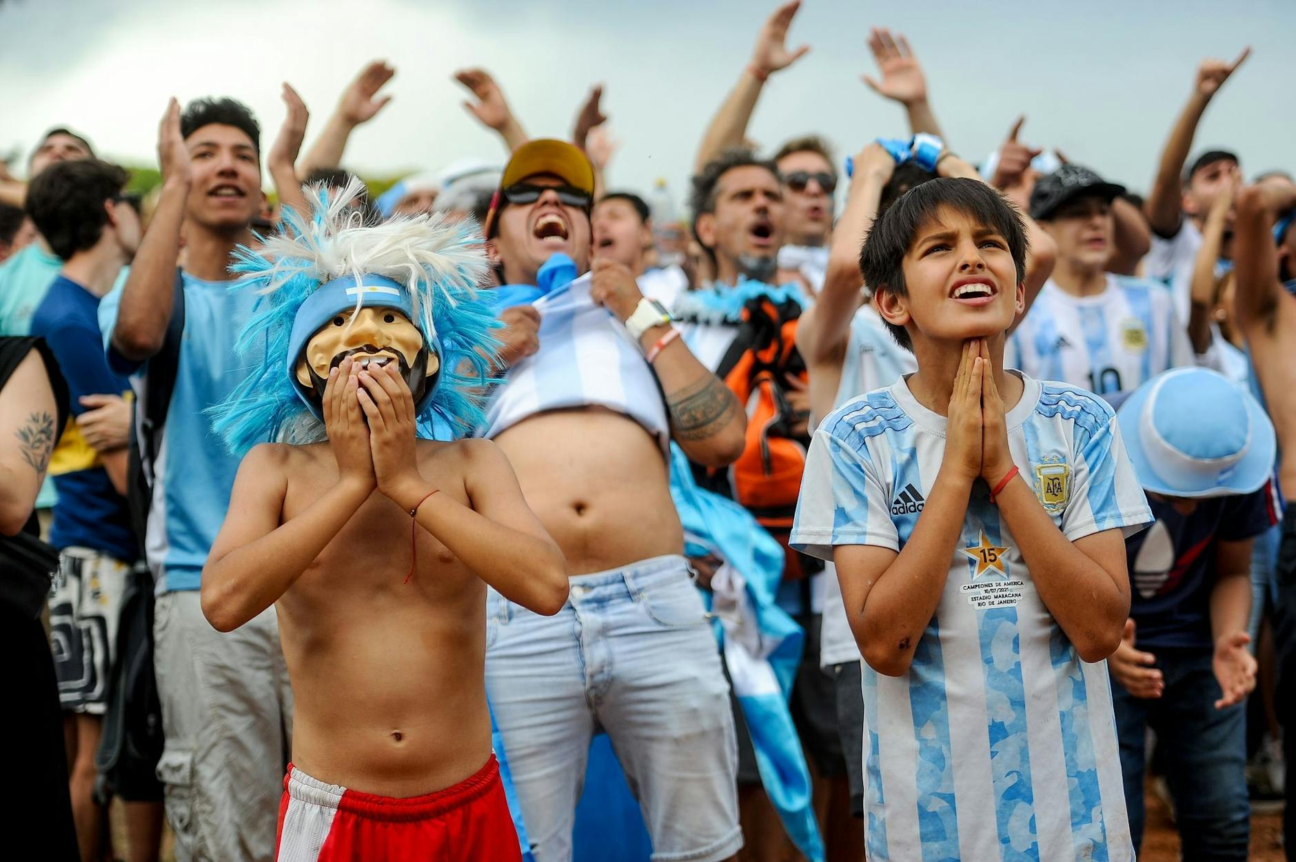 Argentinische Fußballfans verfolgen in Buenos Aires die Partie ihrer Mannschaft gegen Polen. Das Team um Superstar Lionel Messi hat es mit einem 2:0 ins Achtelfinale der WM in Katar geschafft.