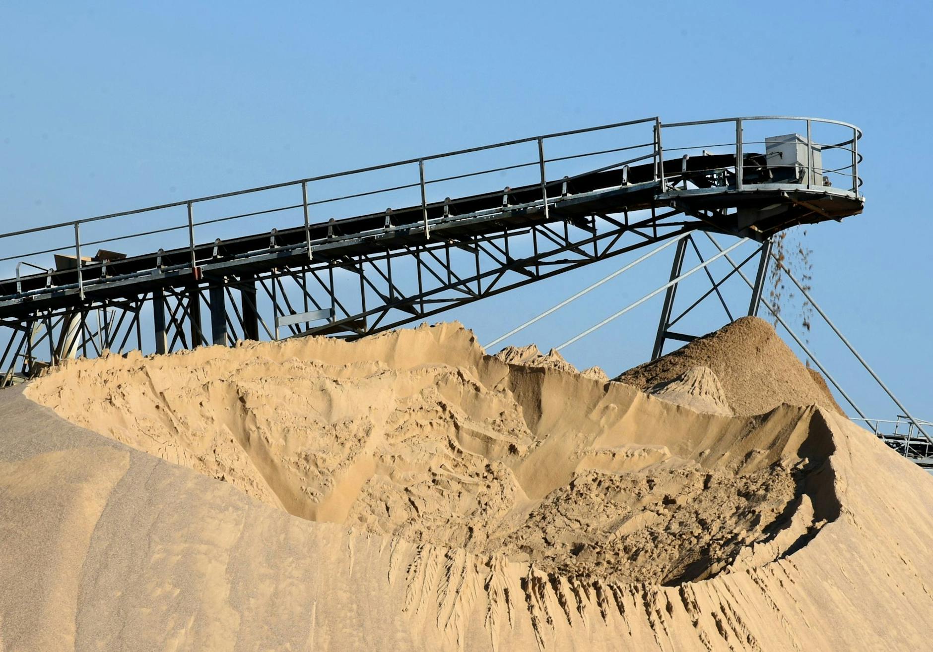 ARCHIV - Eine Bandanlage für den Transport von Sand und Kies. ild/dpa
