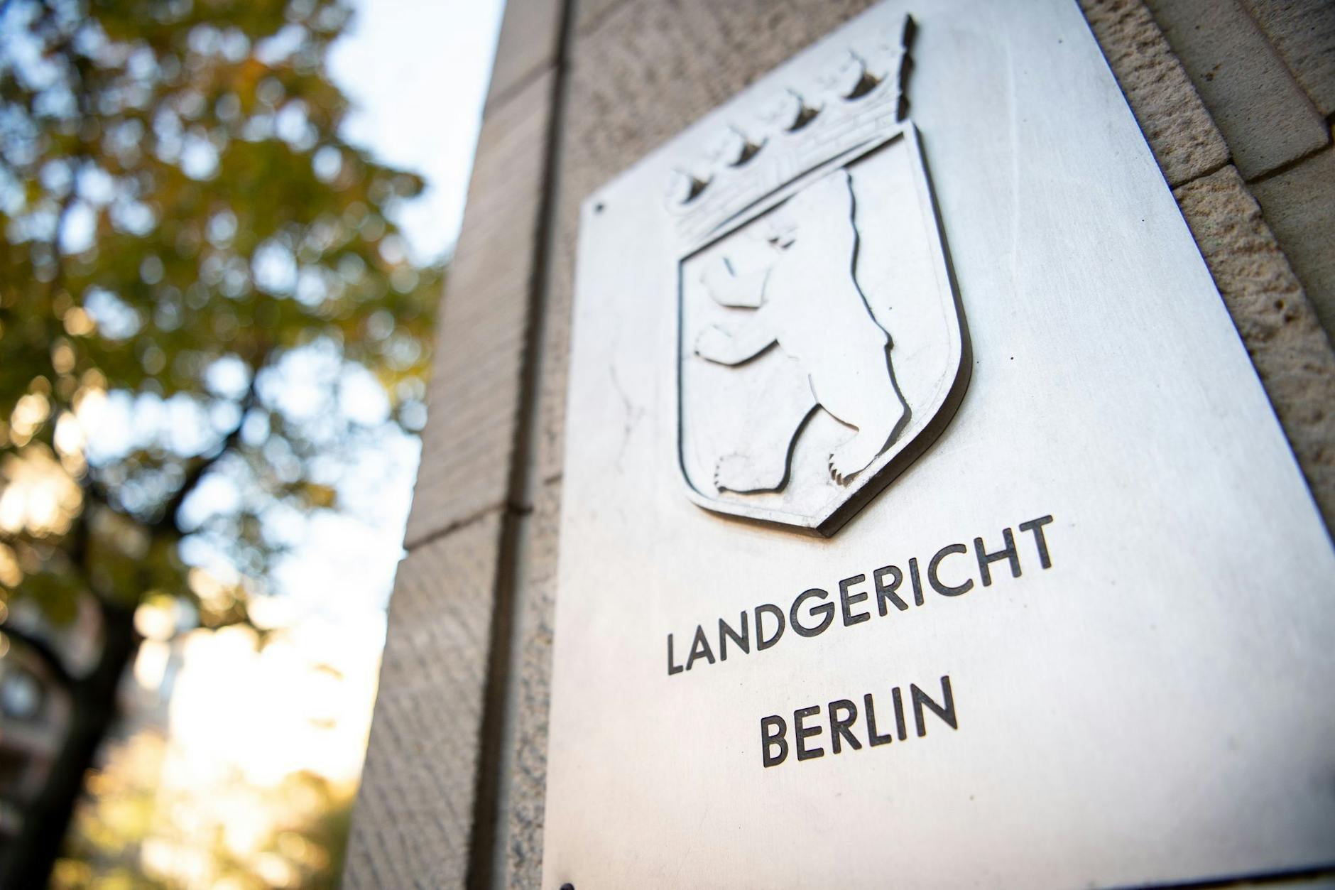 ARCHIV - Das Schild mit der Aufschrift "Landgericht Berlin" am Eingang des Gerichts in Moabit.