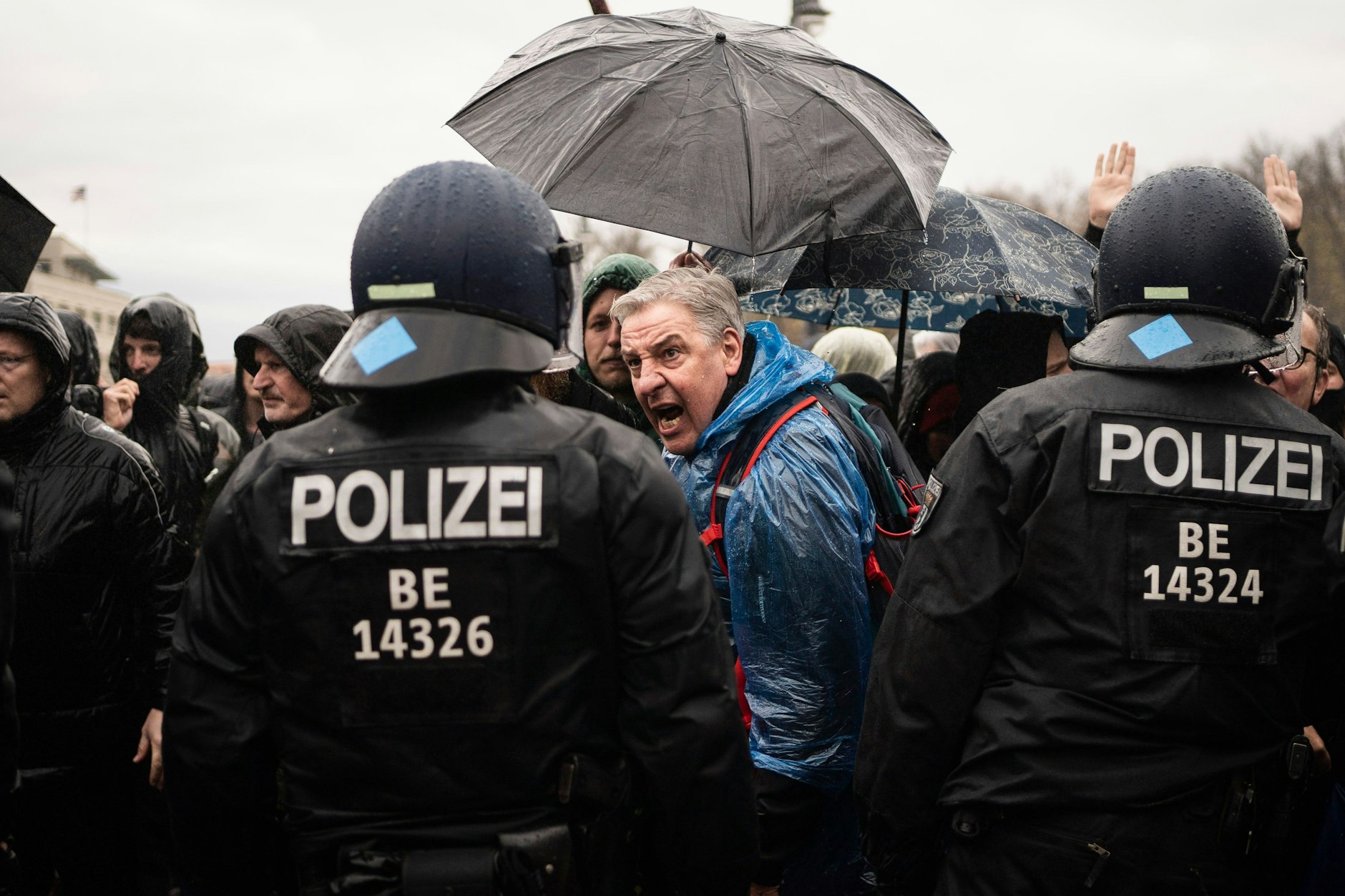 Berlin: Demonstration gegen die Corona-Maßnahmen am Brandenburger Tor.