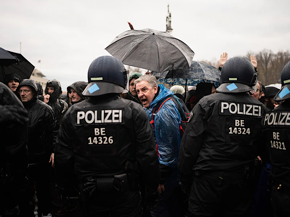 Berlin: Demonstration gegen die Corona-Maßnahmen am Brandenburger Tor.