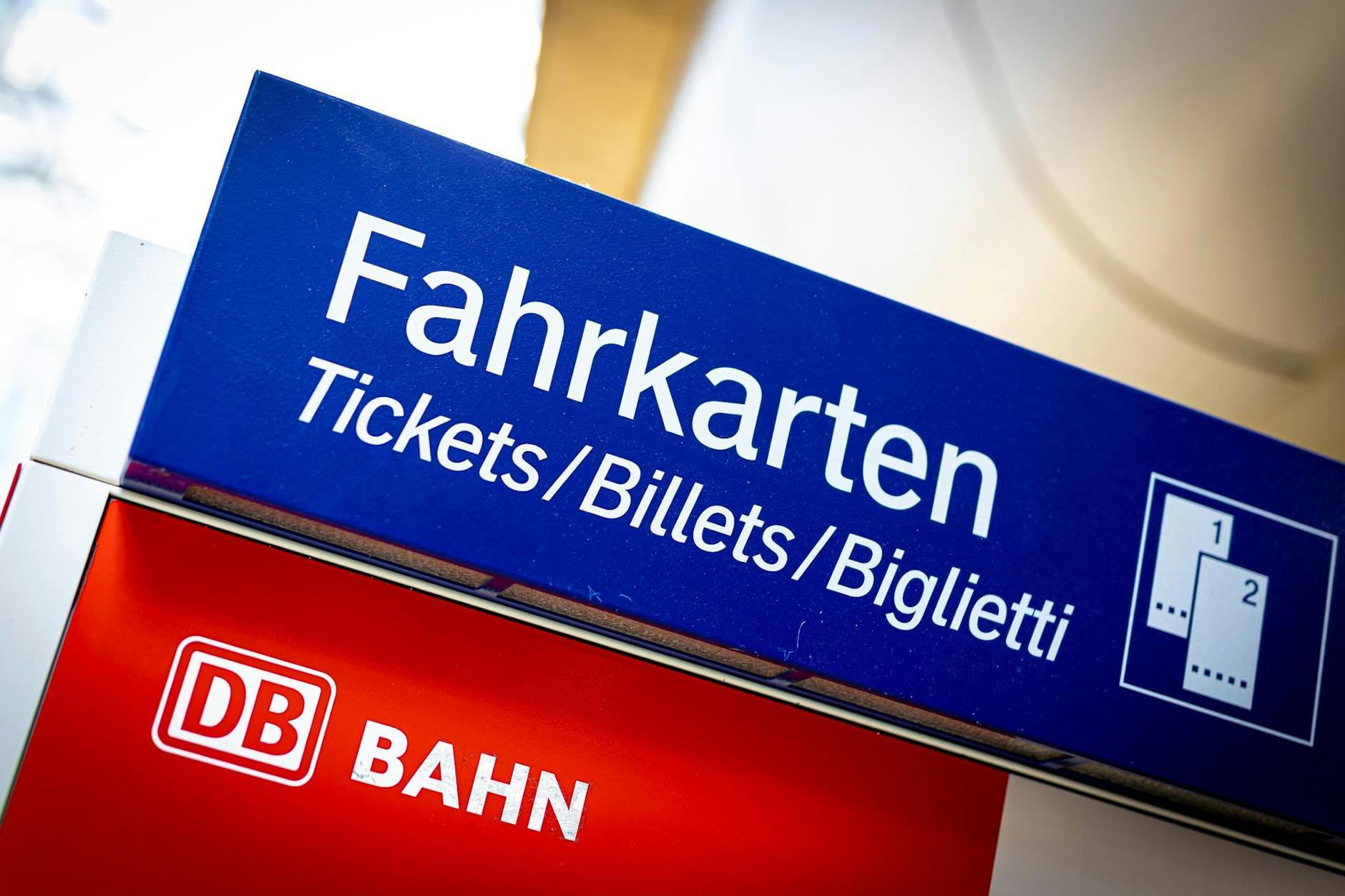 Ein Fahrkartenautomat der Deutschen Bahn steht an einem Bahnhof. d