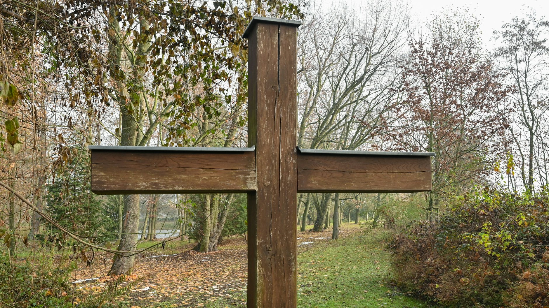 Deutsche Soldaten, die nach dem Ende des Zweiten Weltkrieges in die Heimat zurückkehrten und starben, sind  hier beerdigt worden.