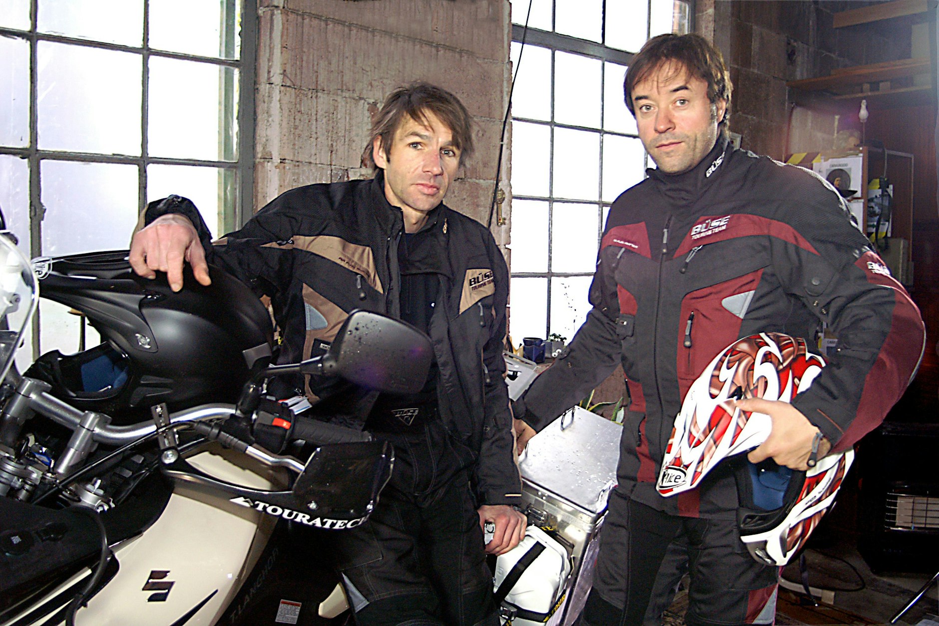 Die Schauspieler und Freunde Jan Josef Liefers (r.) und Tobias Langhoff mit ihren Motorrädern.