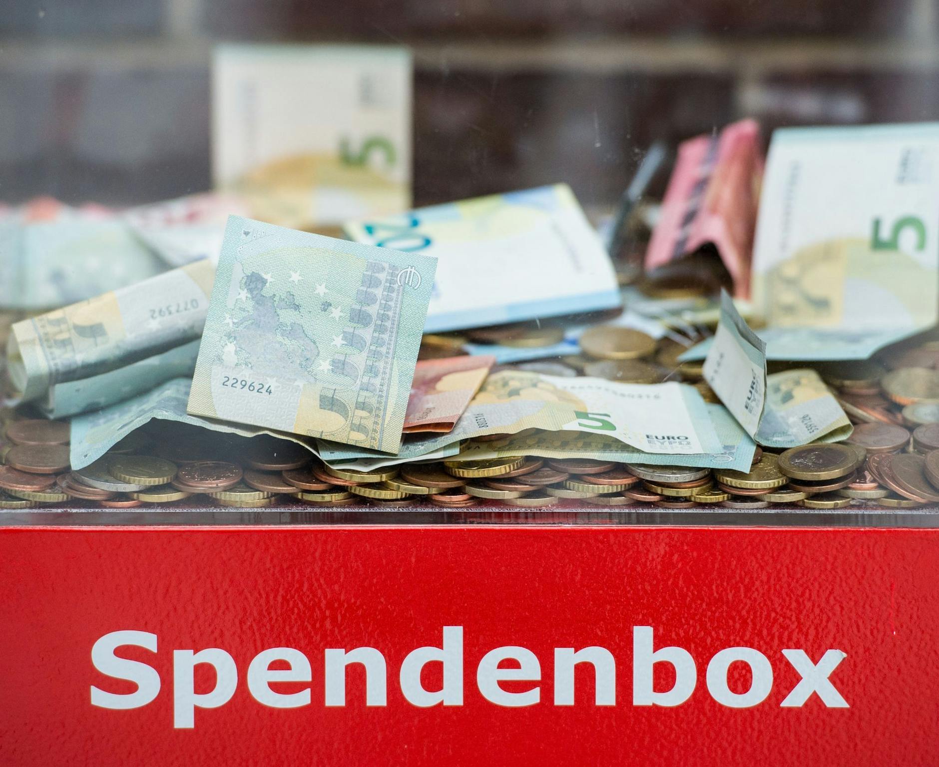 ARCHIV - Das Spendenvolumen von Privatleuten in Deutschland ist auch dank der großen Hilfsbereitschaft für Menschen aus der Ukraine in den ersten drei Quartalen 2022 stabil geblieben.
