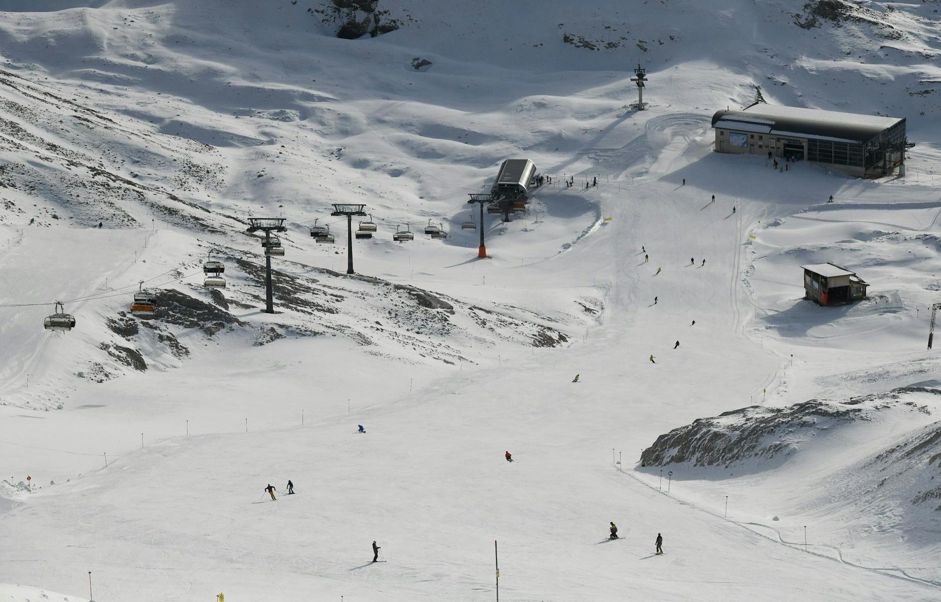 ARCHIV - Skifahrer sind auf dem Zugspitzplatt unterwegs.