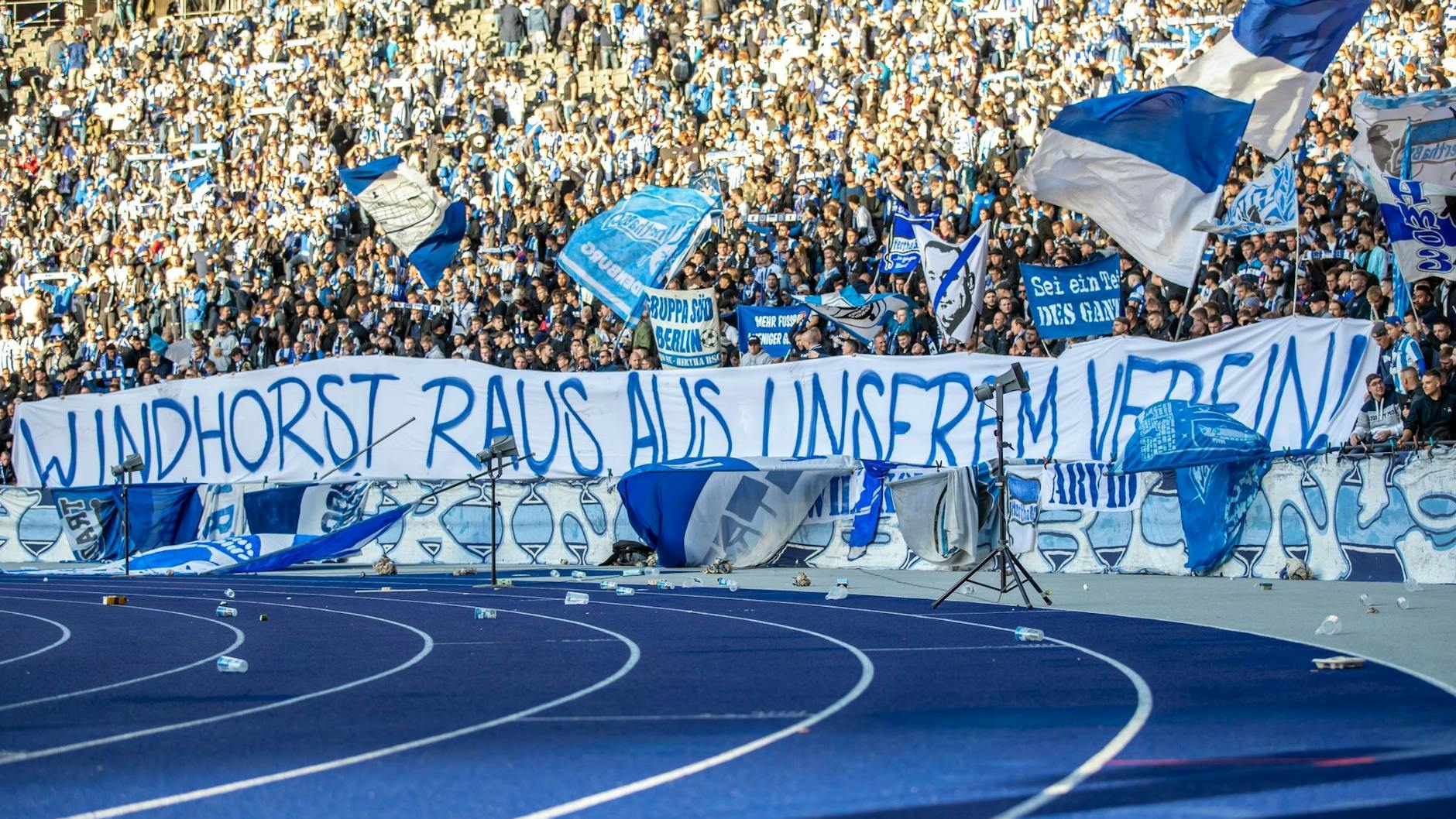 Fans von Hertha BSC halten ein Transparent mit dem Schriftzug „Windhorst raus aus unserem Verein!“. 