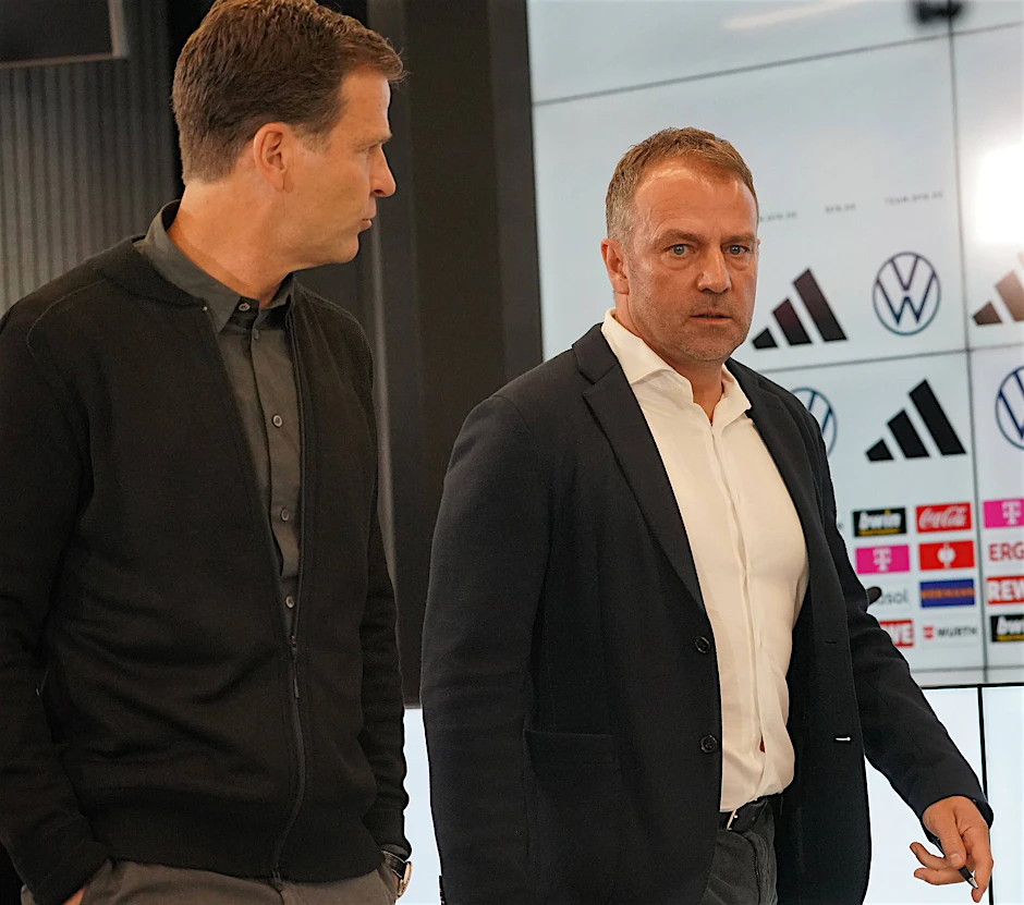 Oliver Bierhoff (l.) und Hansi Flick stehen nach dem frühen deutschen WM-Aus in der Kritik.