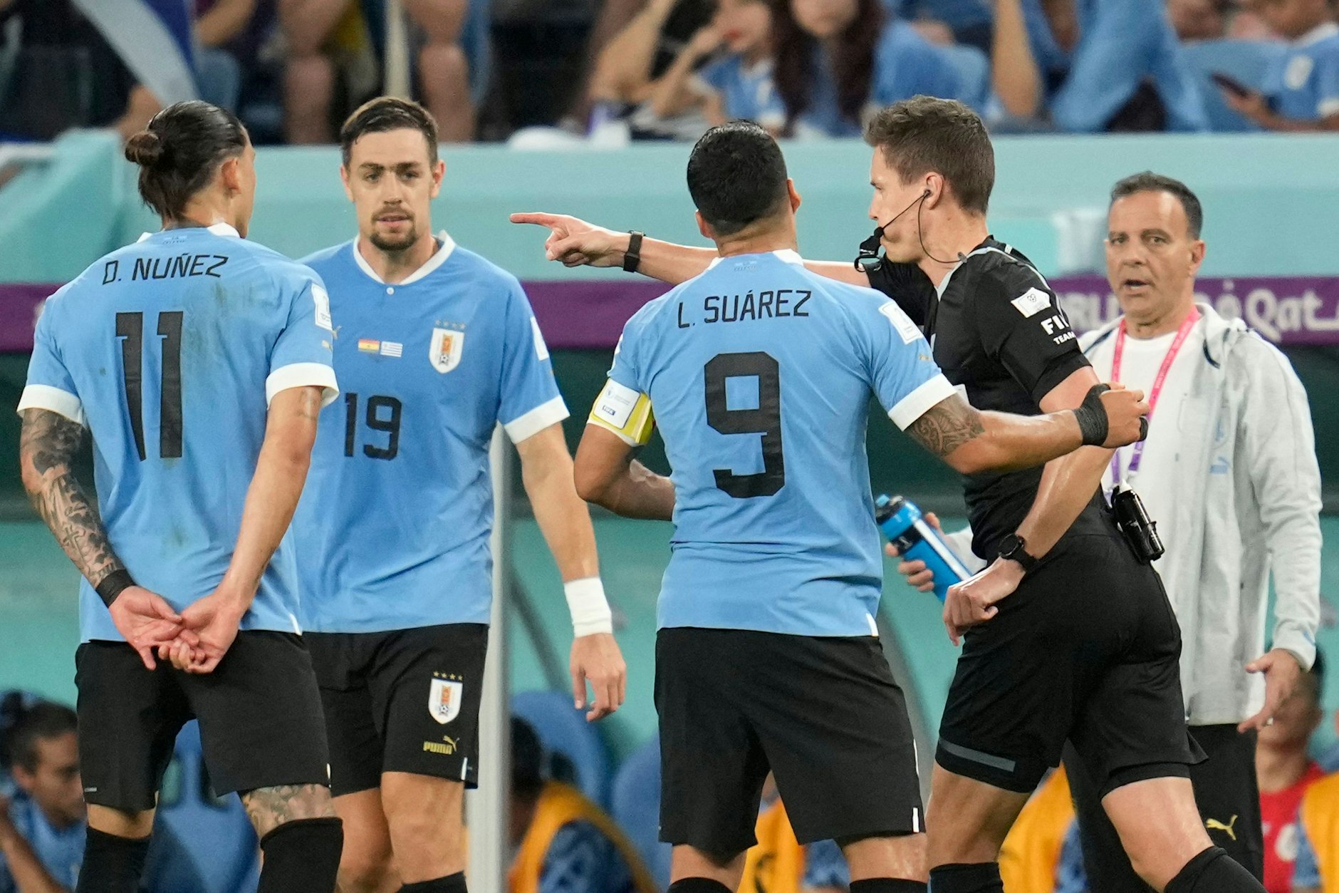 Daniel Siebert umringt von den Spielern Uruguays