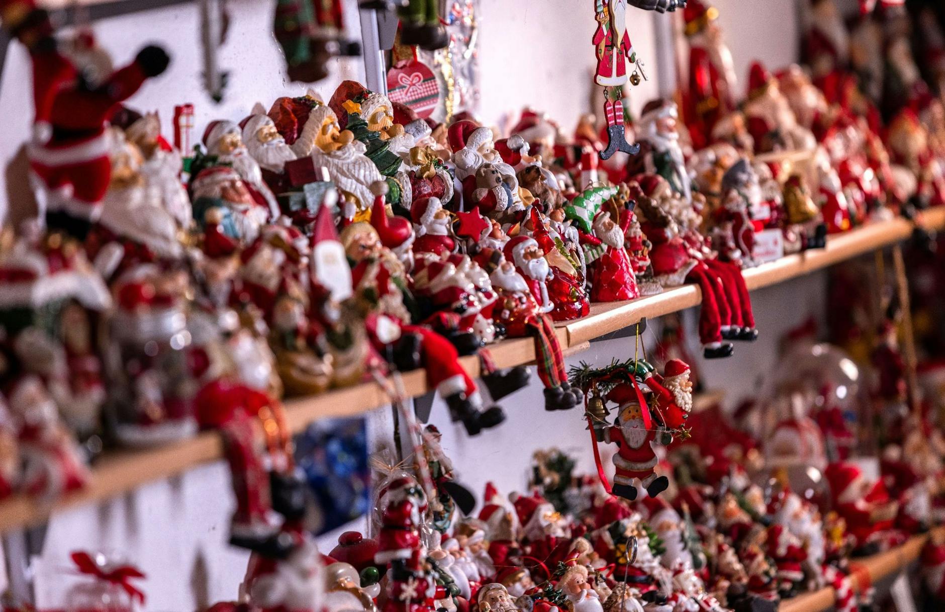 PRODUKTION - Ein Teil der etwa 4000 Weihnachtsmänner umfassenden Sammlung von Ines Jasmand-Spindler. In allen Größen, aus vielen Ländern und den unterschiedlichsten Materialien hat die Lehrerin in den letzten Jahrzehnten die Figuren zusammengetragen.
