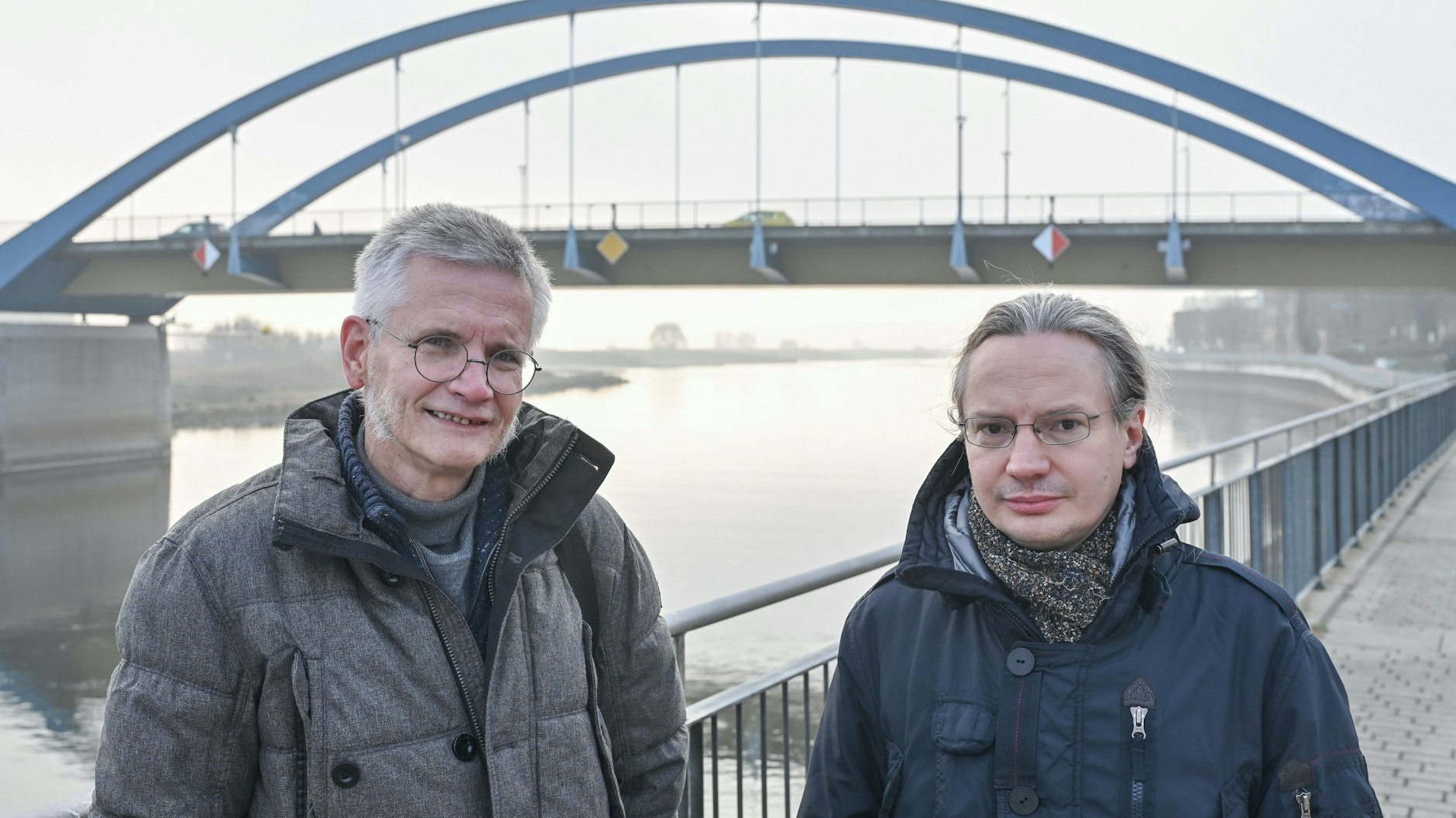 &nbsp;Thomas Wenzke (l), Frankfurter Kreisgeschäftsführer des Volksbundes und Konrad Tschäpe, Leiter der Frankfurter Gedenkstätte für Opfer politischer Gewaltherrschaft stehen am deutsch-polnischen Grenzfluss Oder.&nbsp;&nbsp;