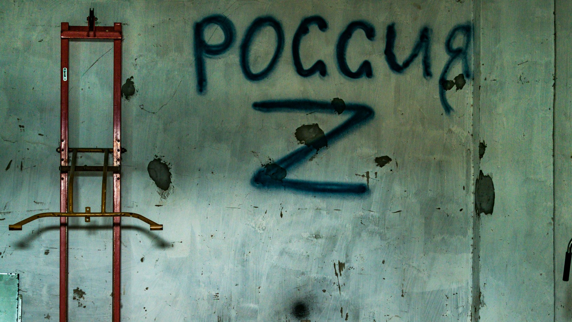 Russische Soldaten haben das Z-Zeichen an die Wand eins Raums in Cherson gezeichnet.&nbsp;