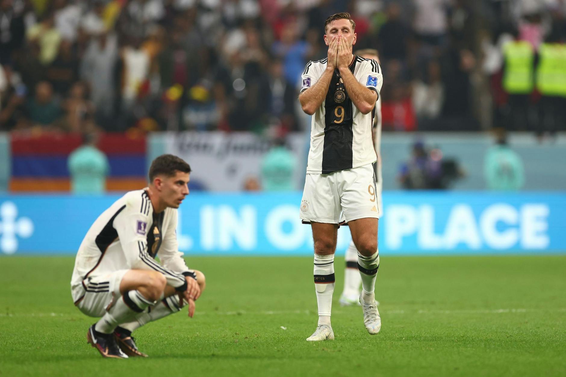 Die deutschen Fußball-Nationalspieler Kai Havertz (l) und Niclas Füllkrug können ihre Enttäuschung nicht verbergen. Die DFB-Elf besiegte zwar - mit Mühe - Costa Rica im letzten WM-Vorrundenspiel, aber weil Japan Spanien schlug, ist Deutschland ausgeschieden.