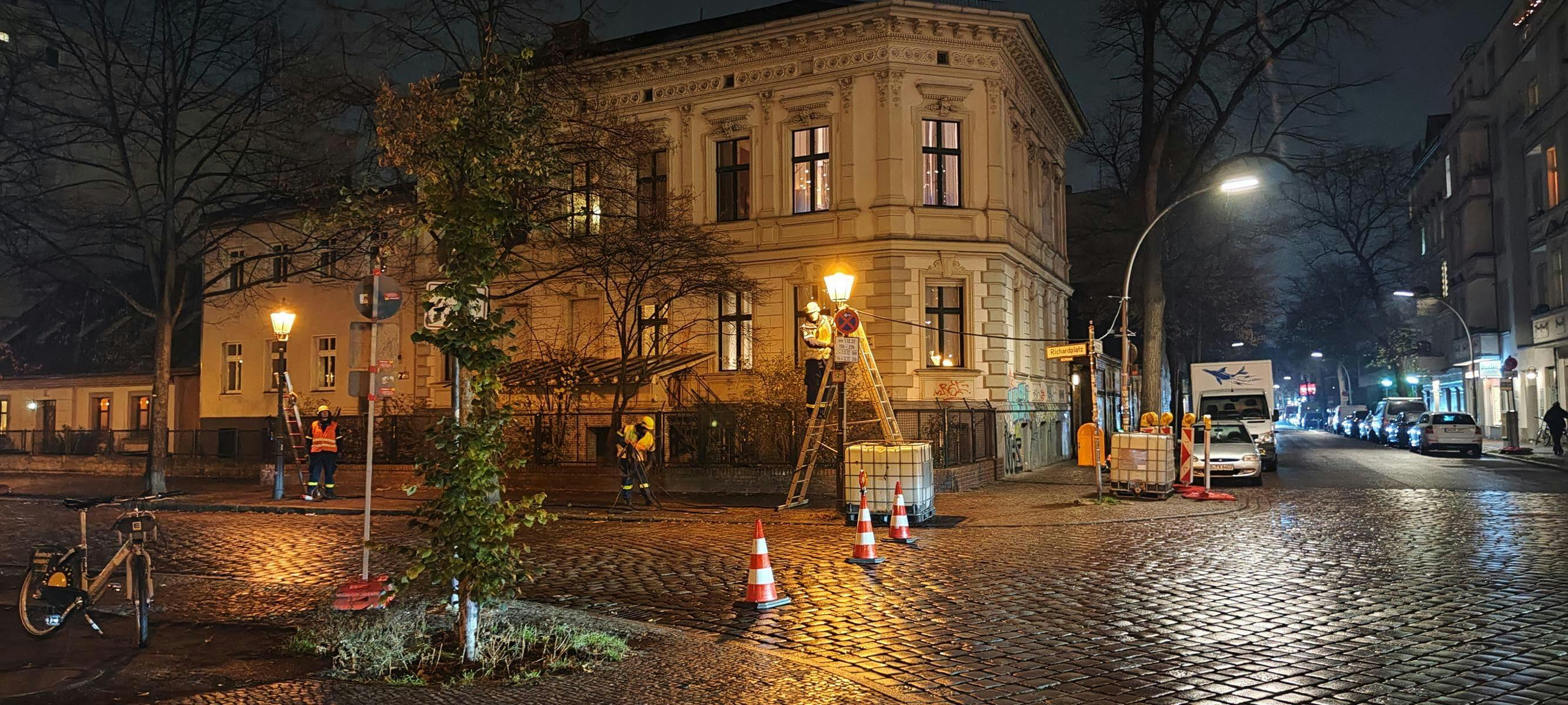 Neukölln: THW baut besonderen Weihnachtsmarkt auf