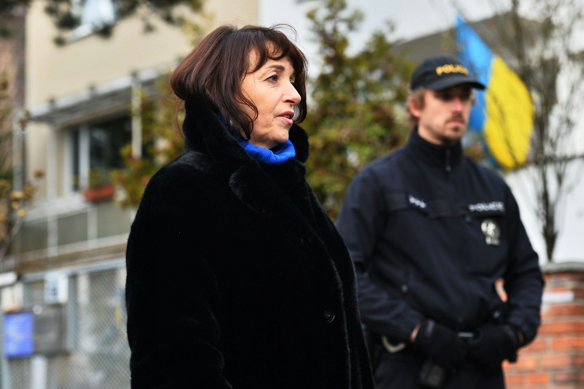 Konsulin Anna Prokowa steht mit einem Polizisten vor dem ukrainischen Konsulat in Brünn. Die Mitarbeiter wurden aus dem Gebäude evakuiert, da ein Päckchen mit blutigem Inhalt angekommen war. 