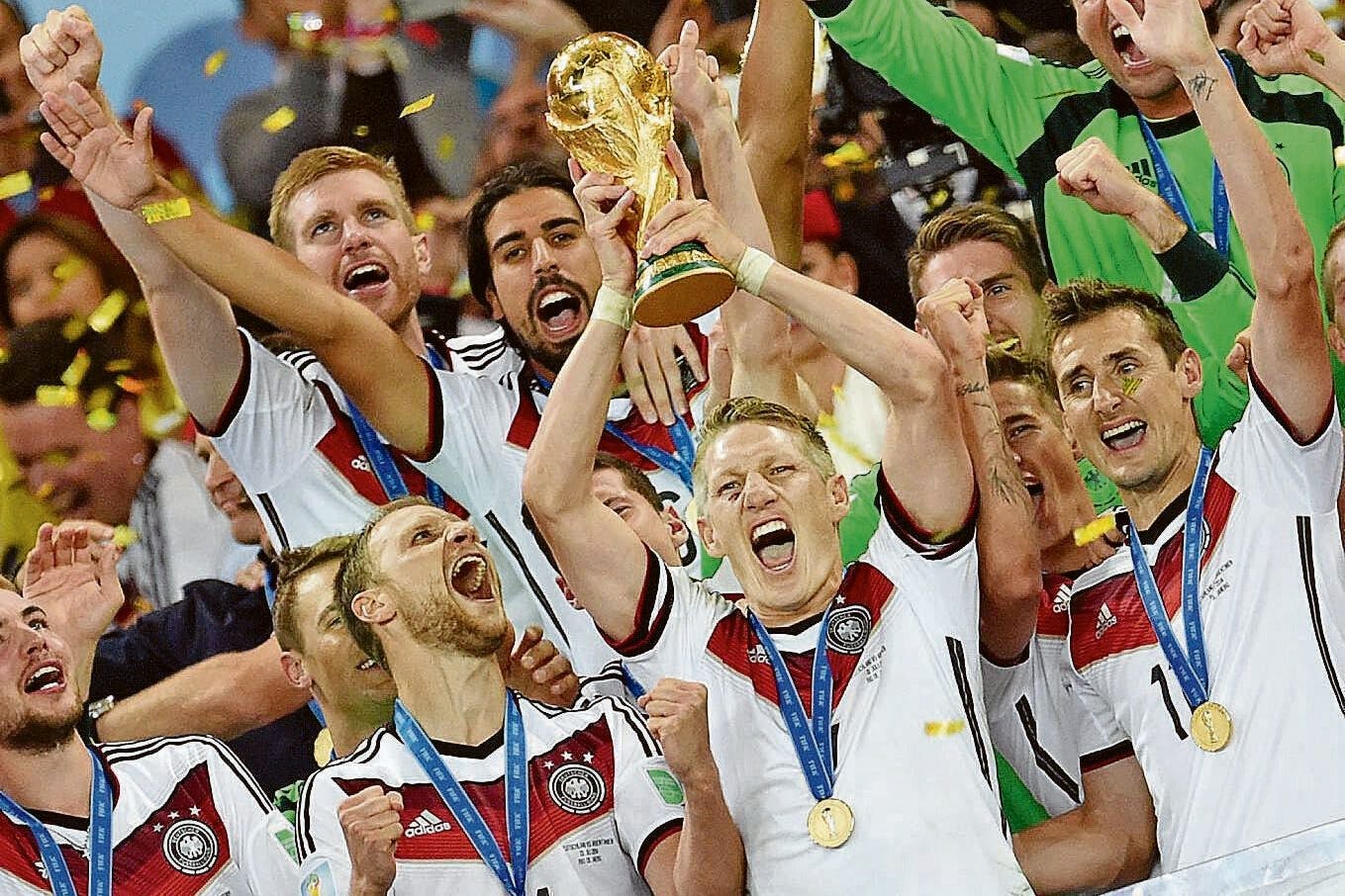 Ein psychisch starker Leader wie Bastian Schweinsteiger (mit dem WM-Pokal in den Händen) fehlt dem DFB-Team momentan.