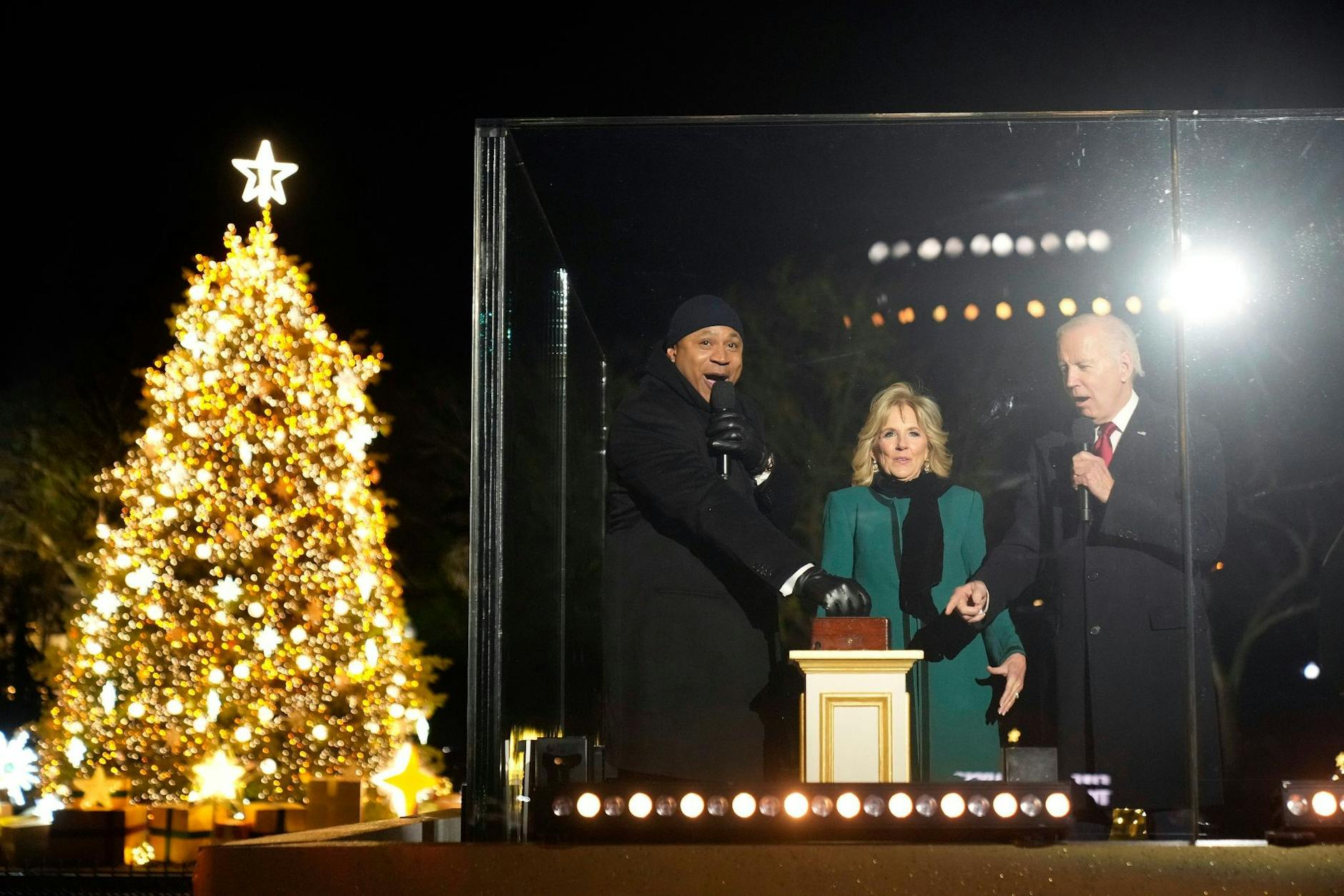 Gemeinsam mit Ehefrau Jill und Rapper LL Cool J bringt US-Präsident Joe Biden den traditionellen Baum am Weißen Haus zum Leuchten und läutet so offiziell die Weihnachtszeit in den USA ein.