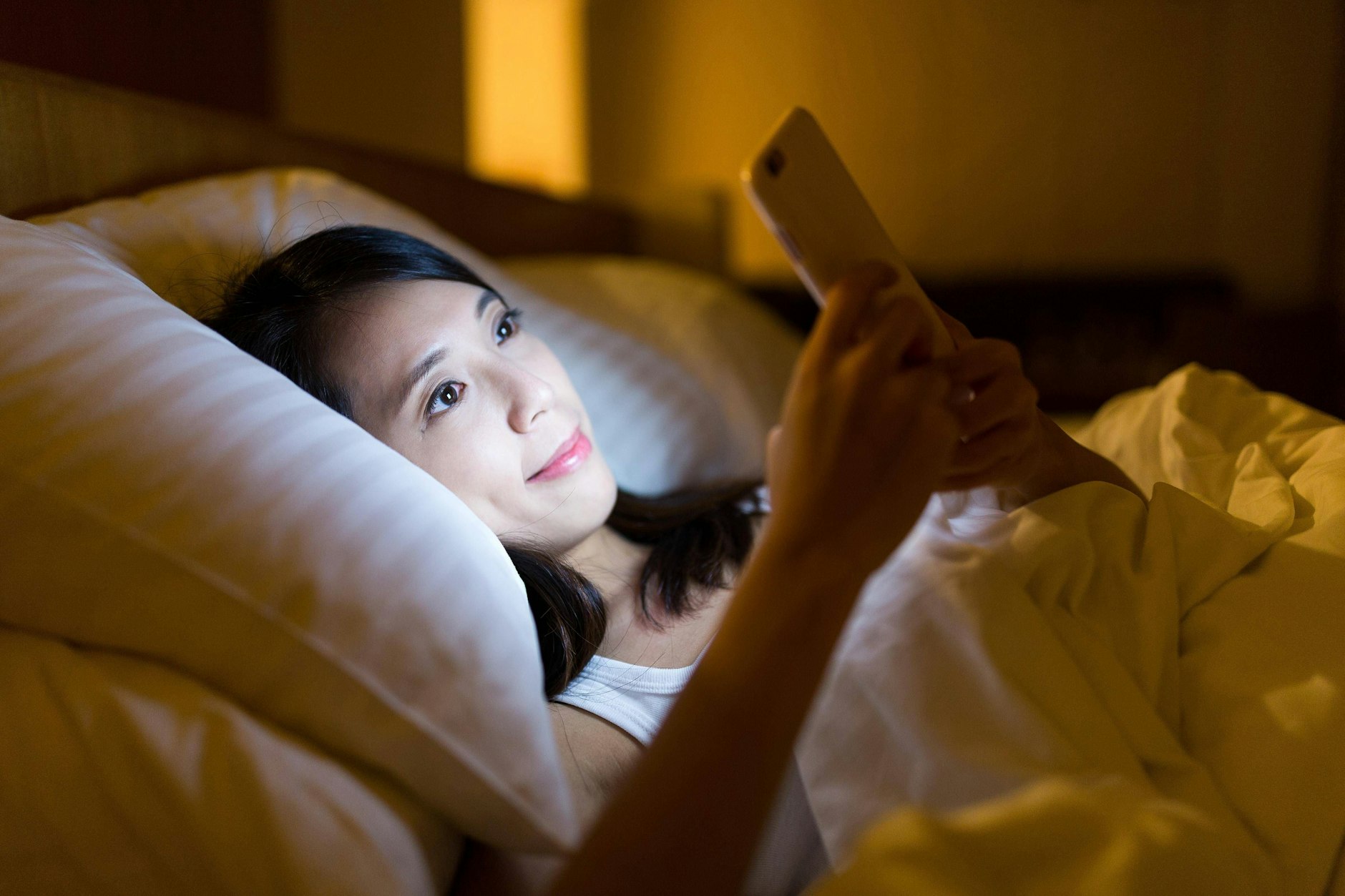 Auch wenn es praktisch ist – das Handy sollte man nicht in der Nacht aufladen.