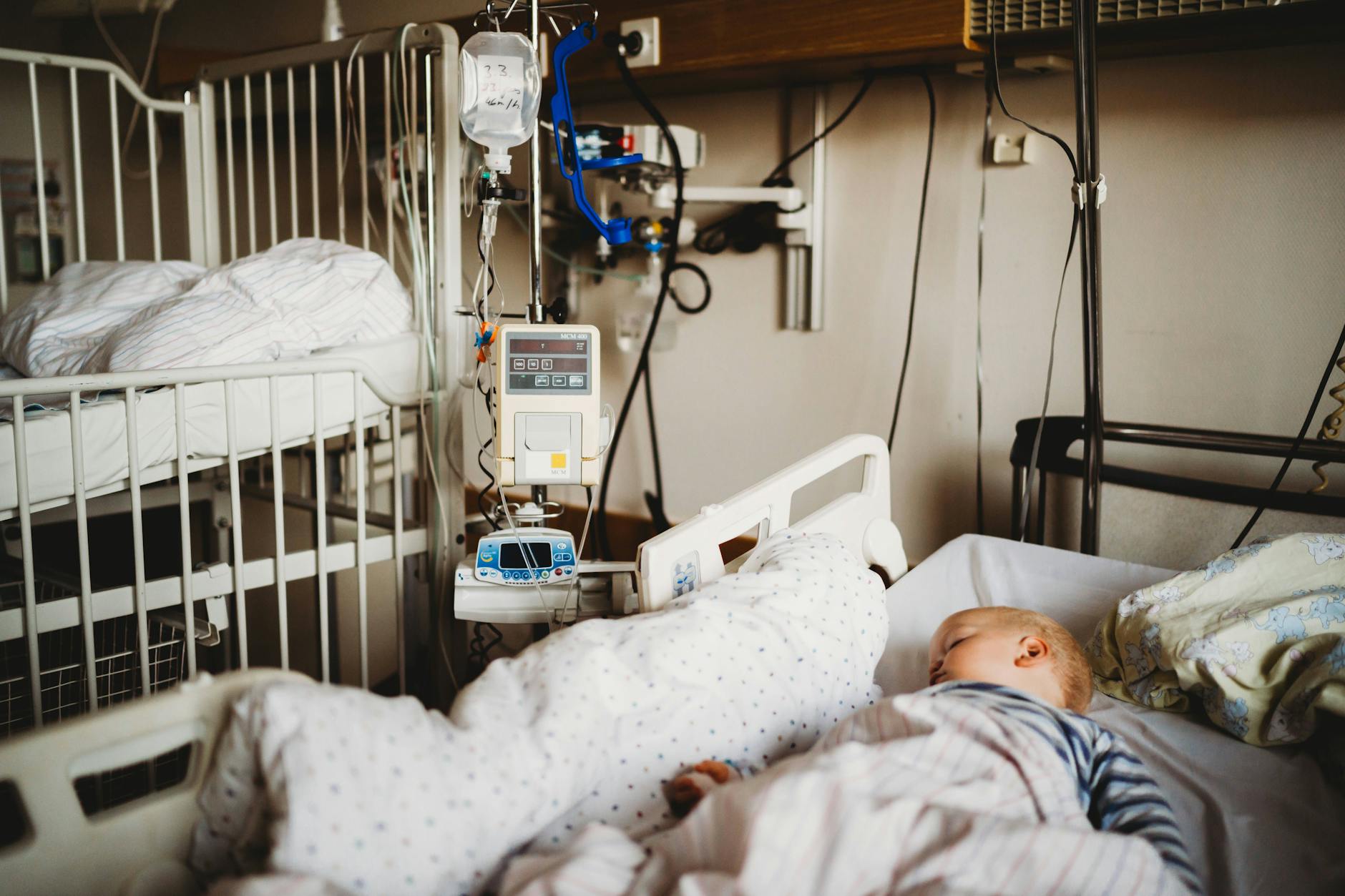 Ein Kleinkind wird in einer Klinik behandelt.