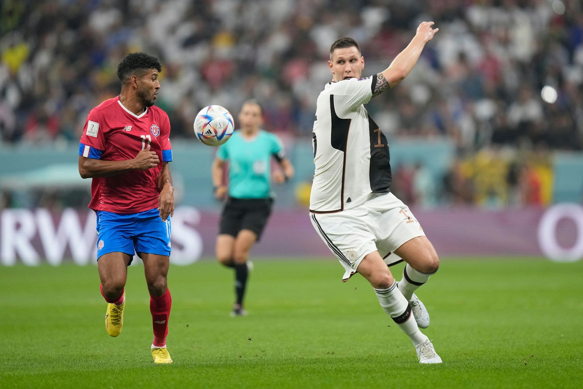 Niklas Süle (r.) liefert auch gegen Costa Rica einen fehlerhaften Vortrag.