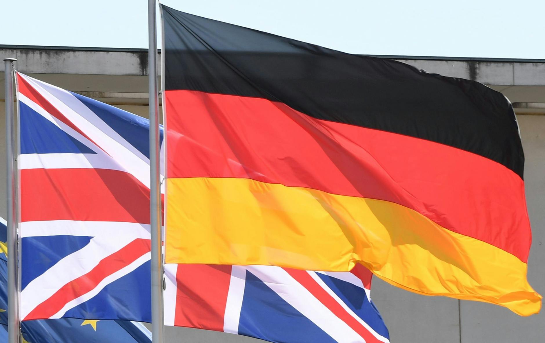 ARCHIV - Die britische und die deutsche Flagge wehen vor dem Bundeskanzleramt.
