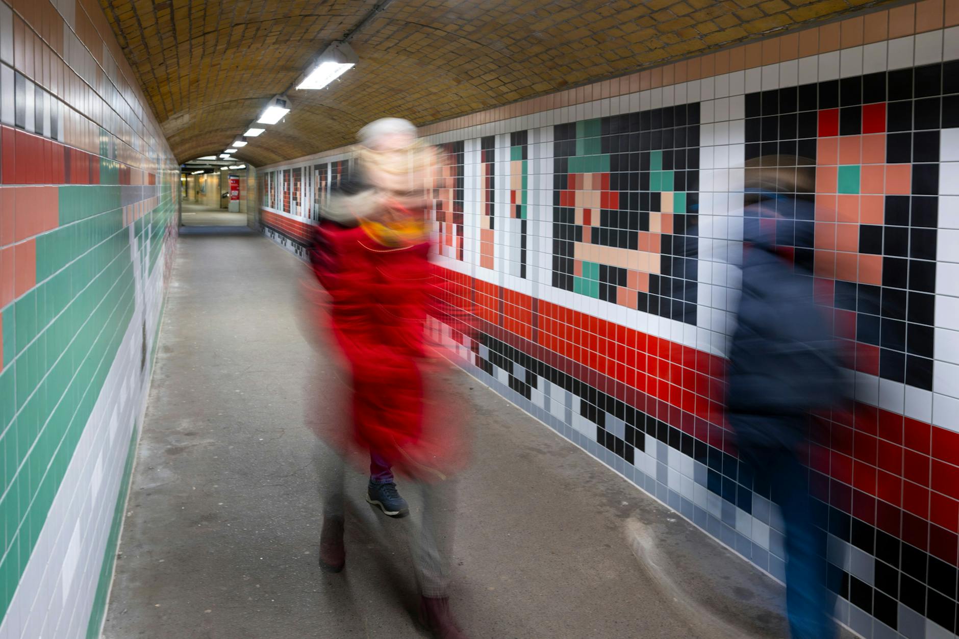 Der von Christoph Niemann neu gestaltete Fußgängertunnel im Bahnhof Wannsee.