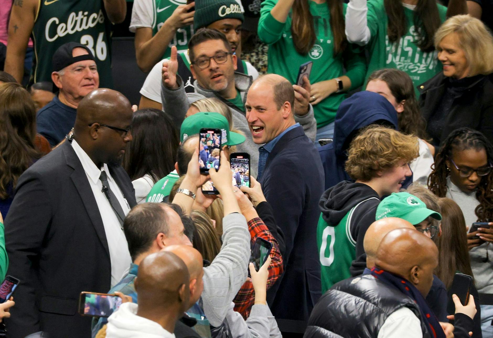 Prinz William und seine Frau Prinzessin Kate haben ihren US-Trip mit dem Besuch des Basketballspiels der Boston Celtics gegen Miami Heat begonnen.