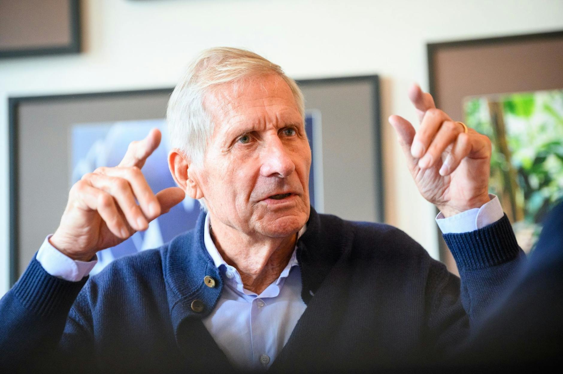 PRODUKTION - Ulrich Wickert, Journalist und Autor, während eines Interviews im Literaturhauscafé in Hamburg.